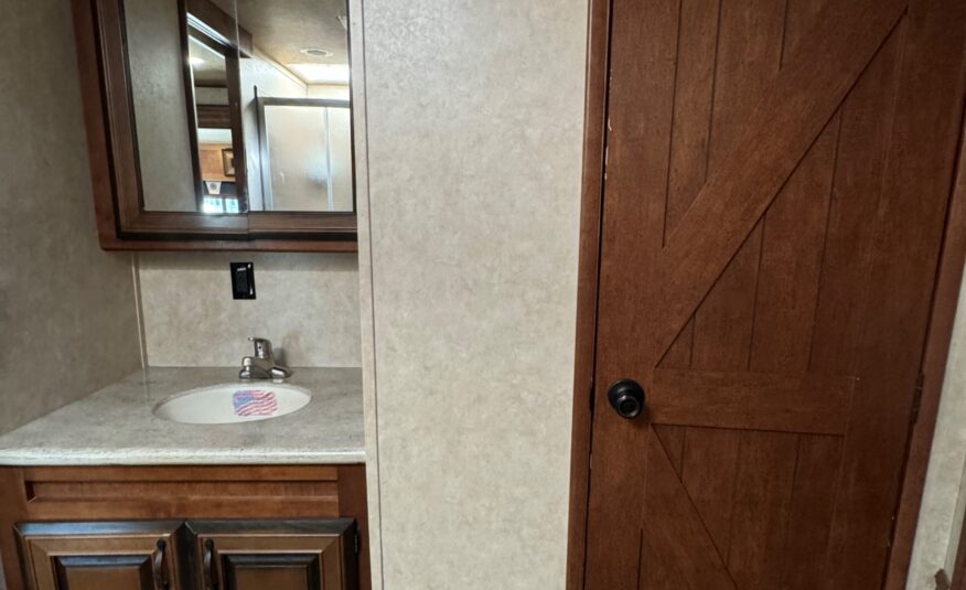 2018 BISON PREMIERE 3 HORSE W/ 19′ LIVING QUARTERS, SLIDE OUT & MORE!! $58,500