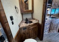 2024 ELITE 4 HORSE W/ 12’8″ OUTBACK LIVING QUARTERS, TONS OF UPGRADES, & TONS OF STORAGE!! $131,900