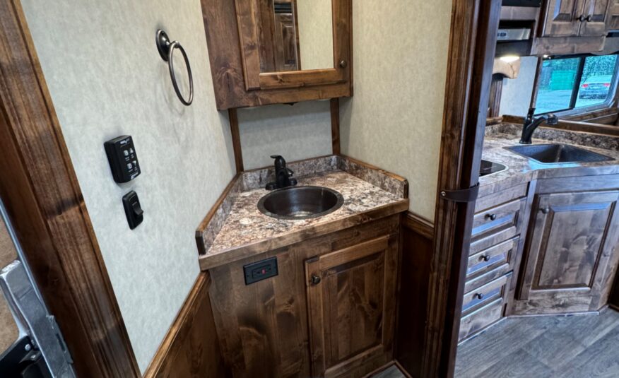 2024 ELITE 4 HORSE W/ 12’8″ OUTBACK LIVING QUARTERS, TONS OF UPGRADES, & TONS OF STORAGE!! $131,900