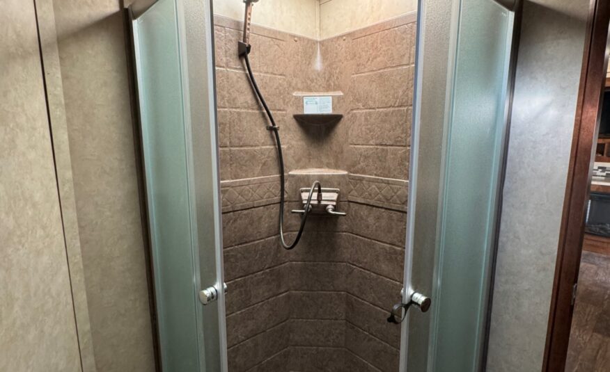 2018 BISON PREMIERE 3 HORSE W/ 19′ LIVING QUARTERS, SLIDE OUT & MORE!! $58,500