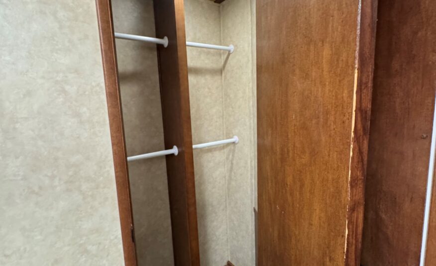 2018 BISON PREMIERE 3 HORSE W/ 19′ LIVING QUARTERS, SLIDE OUT & MORE!! $58,500