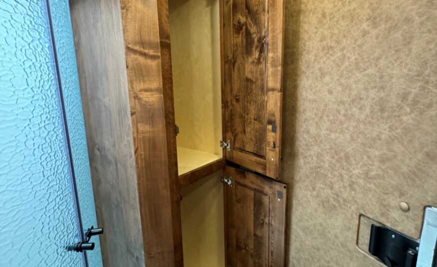 2024 ELITE 4 HORSE W/ 12’8″ OUTBACK LIVING QUARTERS, TONS OF UPGRADES, & TONS OF STORAGE!! $131,900