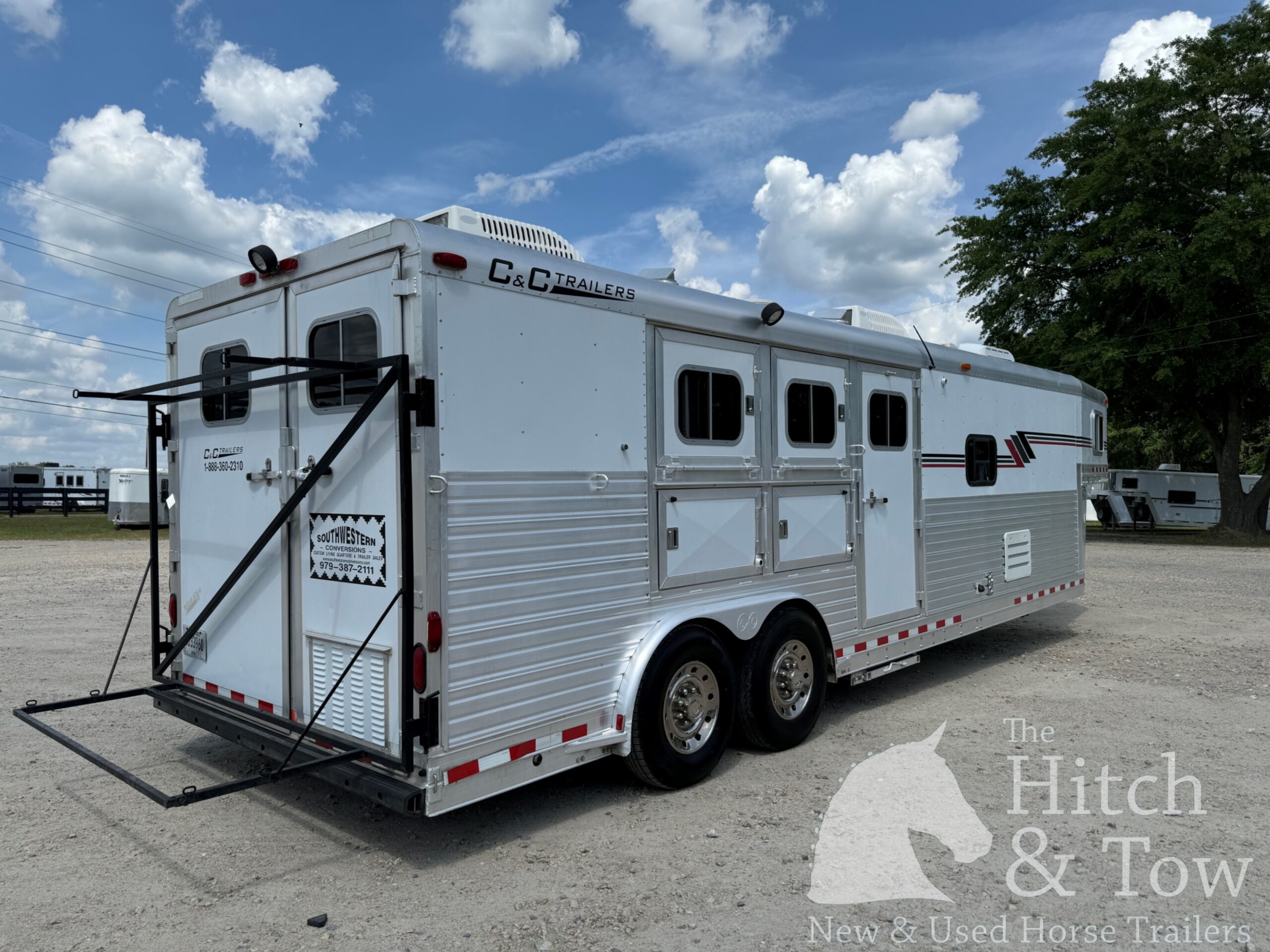 2003 C&C 3 HORSE GOOSENECK WITH 12′ LIVING QUARTERS $29,900