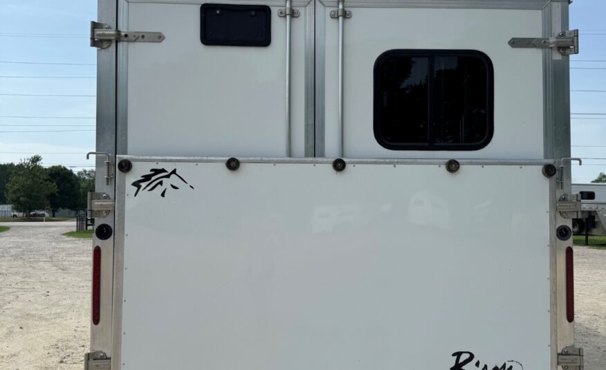 2018 BISON PREMIERE 3 HORSE W/ 19′ LIVING QUARTERS, SLIDE OUT & MORE!! $58,500