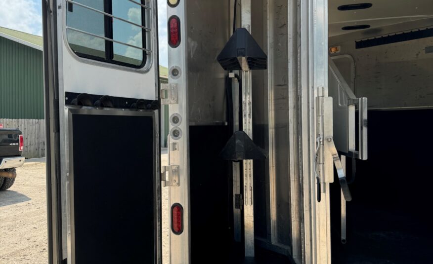 2005 KIEFERBUILT 3 HORSE w/ 12′ LIVING QUARTERS $32,900
