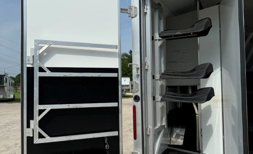 2018 BISON PREMIERE 3 HORSE W/ 19′ LIVING QUARTERS, SLIDE OUT & MORE!! $58,500