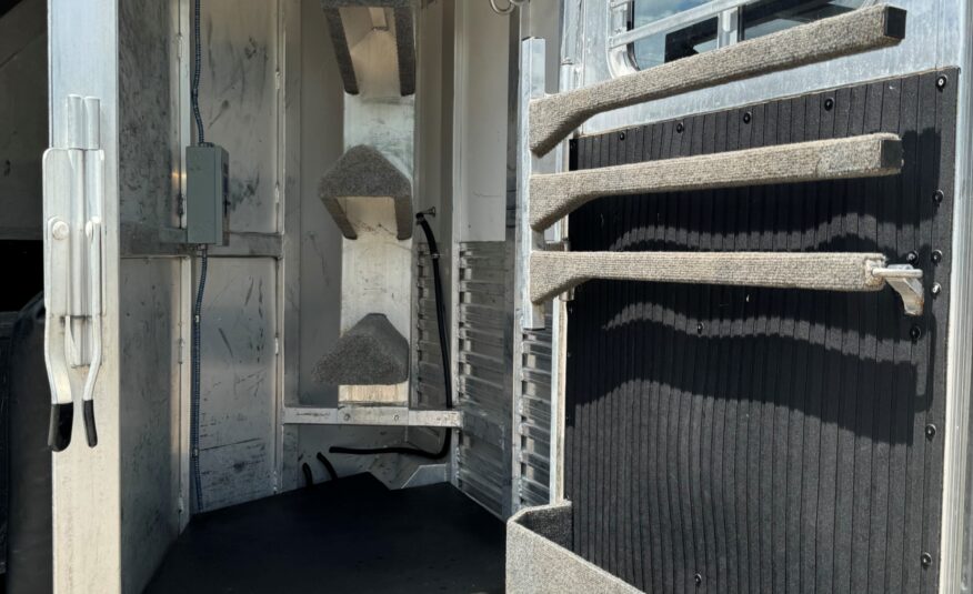 2003 C&C 3 HORSE GOOSENECK WITH 12′ LIVING QUARTERS $32,500