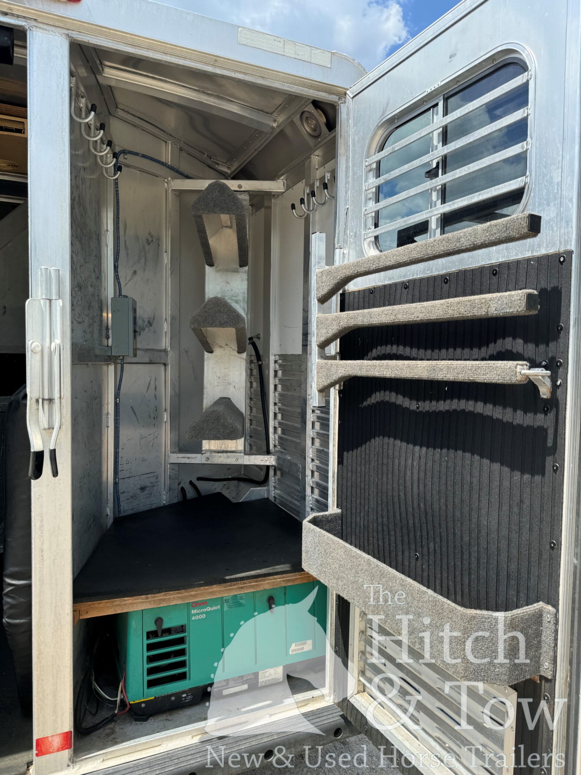 2003 C&C 3 HORSE GOOSENECK WITH 12′ LIVING QUARTERS $29,900