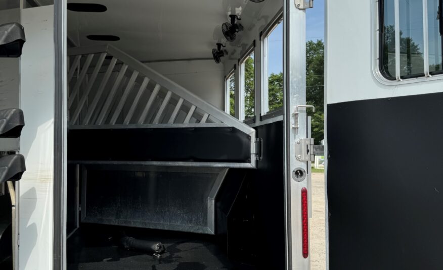 2018 BISON PREMIERE 3 HORSE W/ 19′ LIVING QUARTERS, SLIDE OUT & MORE!! $58,500