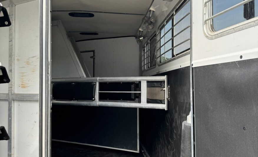 2008 SHADOW 3 HORSE SLANT LOAD LIVING QUARTERS TRAILER W/ UPGRADES! $23,500
