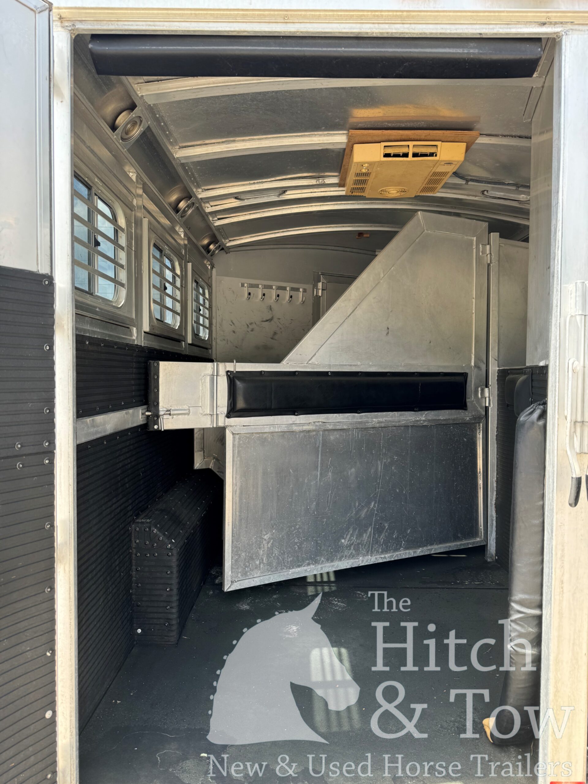 2003 C&C 3 HORSE GOOSENECK WITH 12′ LIVING QUARTERS $29,900