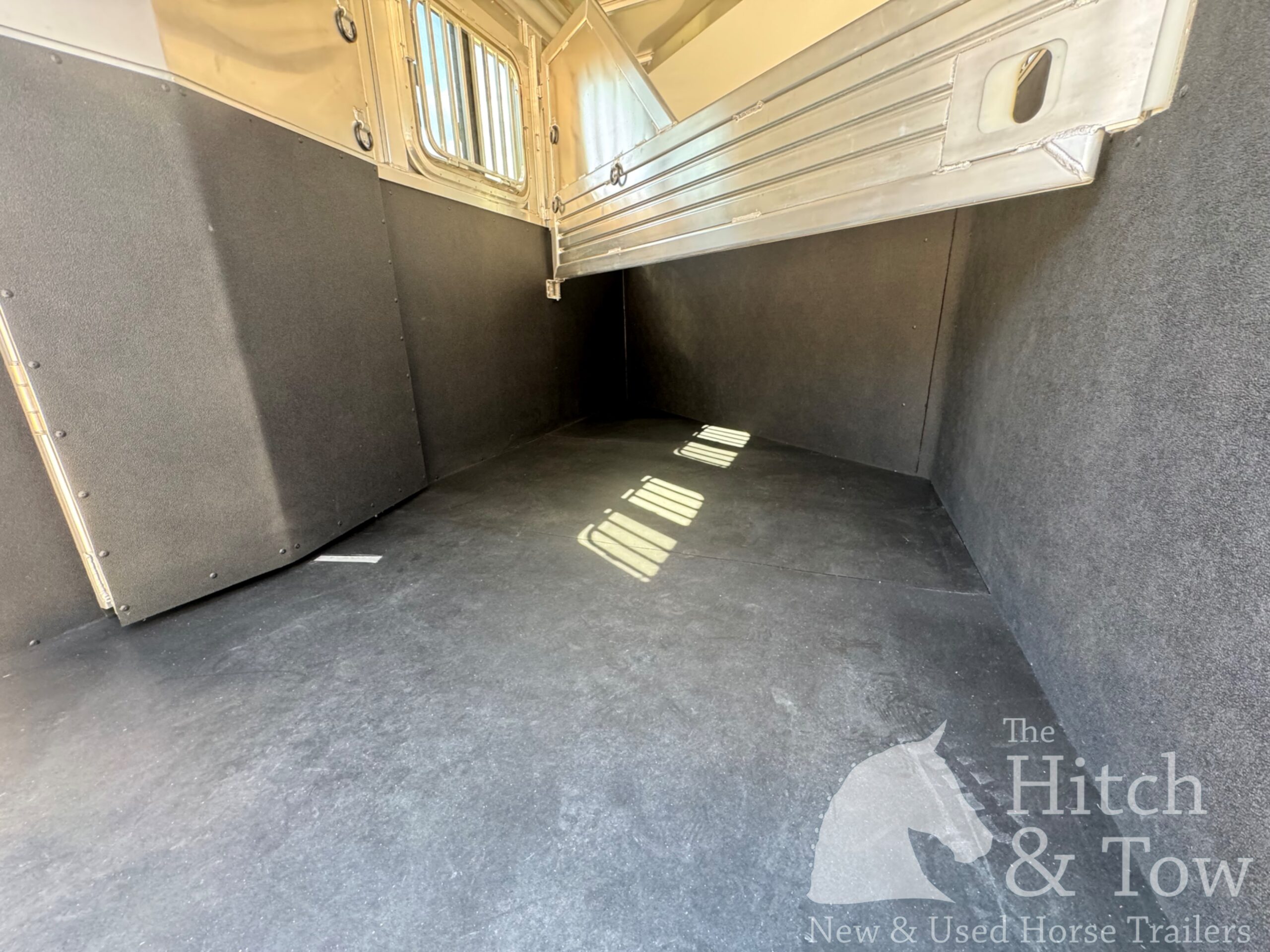 2017 FEATHERLITE 2 HORSE SLANT BUMPER PULL W/ LARGE DRESSING ROOM $20,900