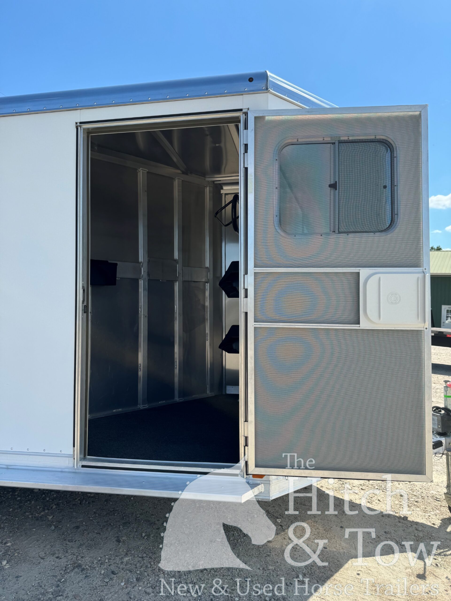 2017 FEATHERLITE 2 HORSE SLANT BUMPER PULL W/ LARGE DRESSING ROOM $20,900