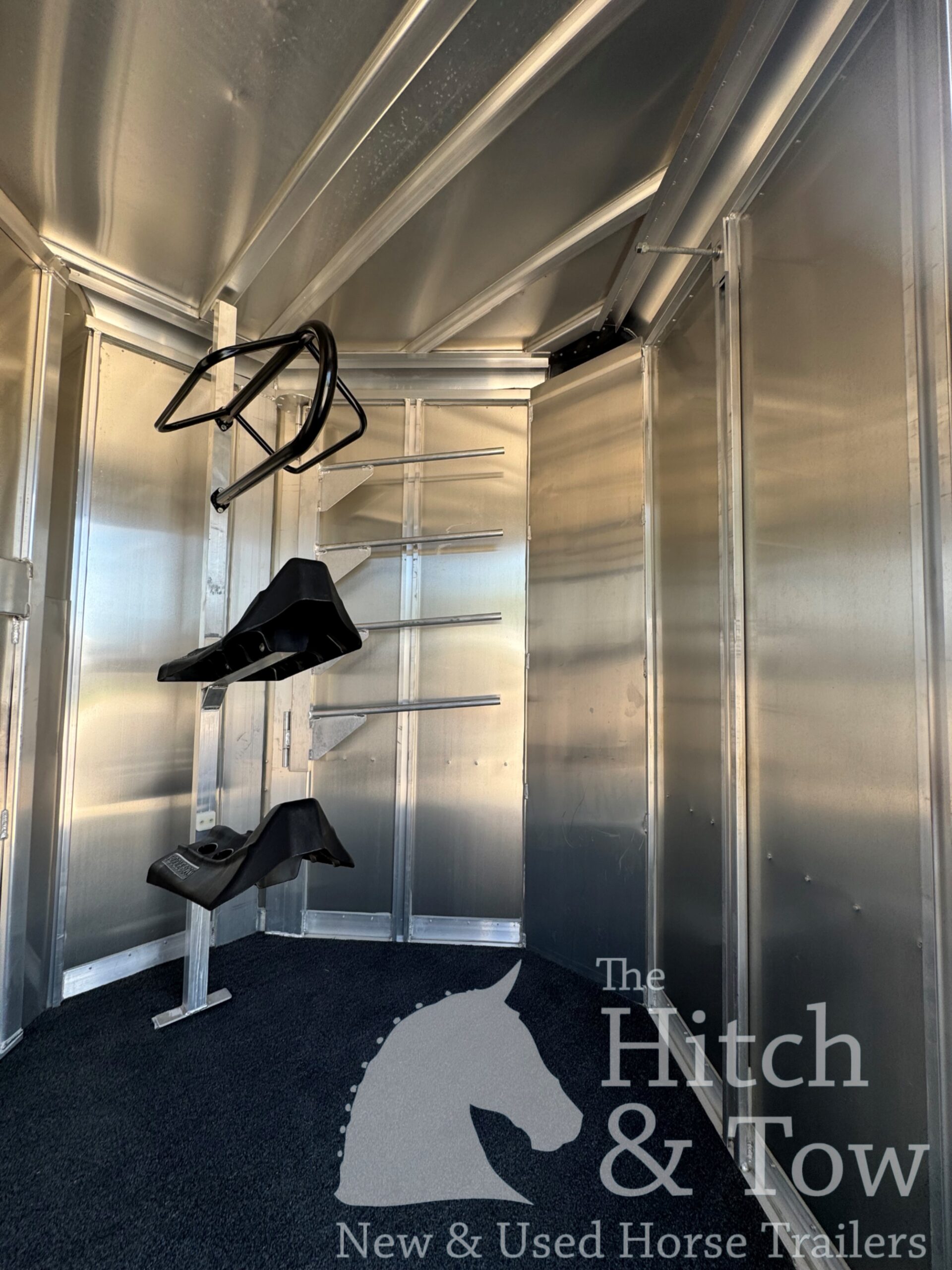 2017 FEATHERLITE 2 HORSE SLANT BUMPER PULL W/ LARGE DRESSING ROOM $20,900