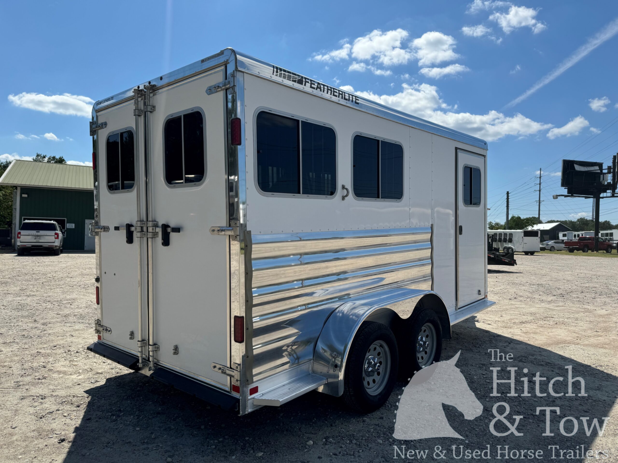 2017 FEATHERLITE 2 HORSE SLANT BUMPER PULL W/ LARGE DRESSING ROOM $20,900
