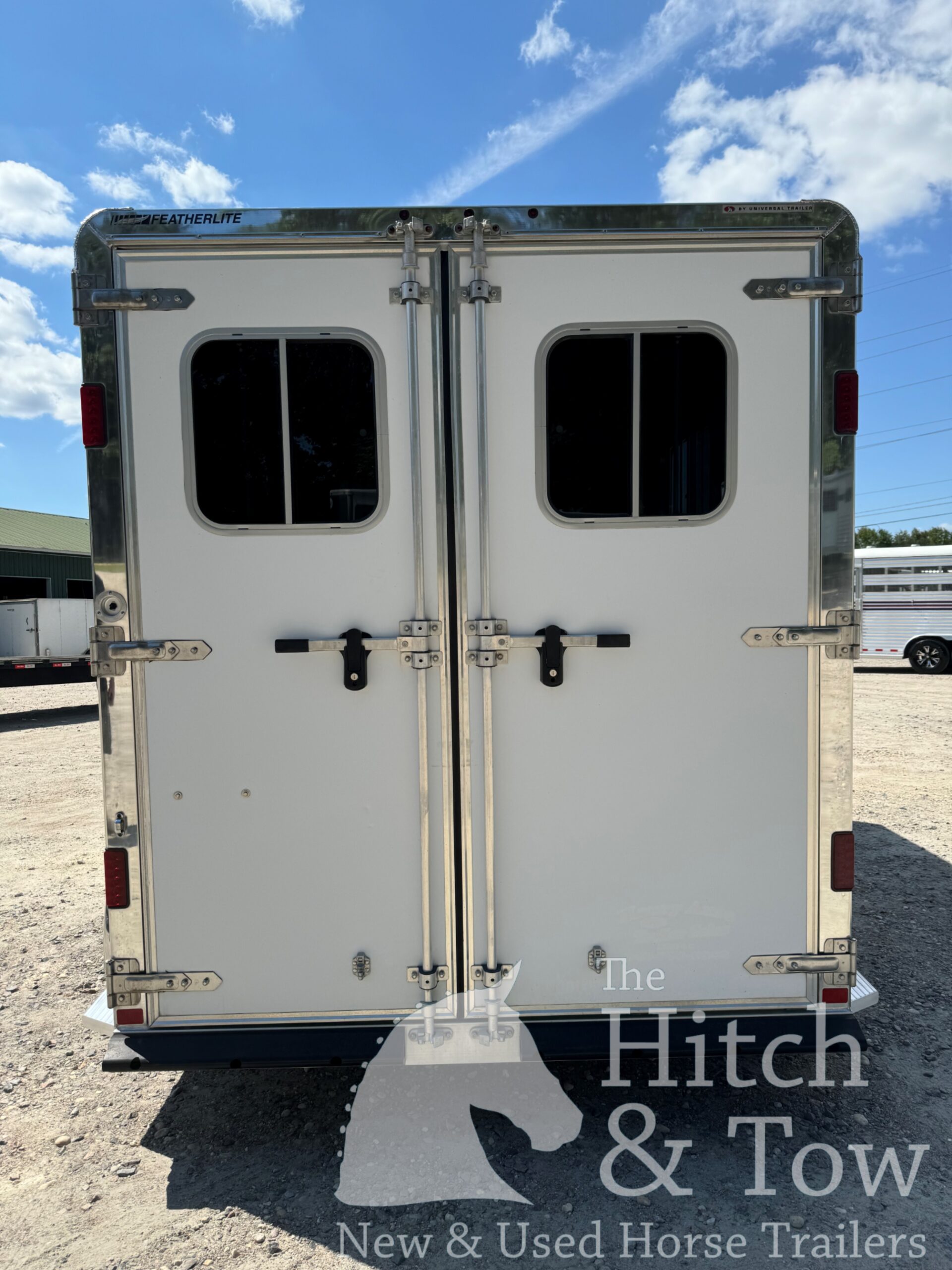 2017 FEATHERLITE 2 HORSE SLANT BUMPER PULL W/ LARGE DRESSING ROOM $20,900
