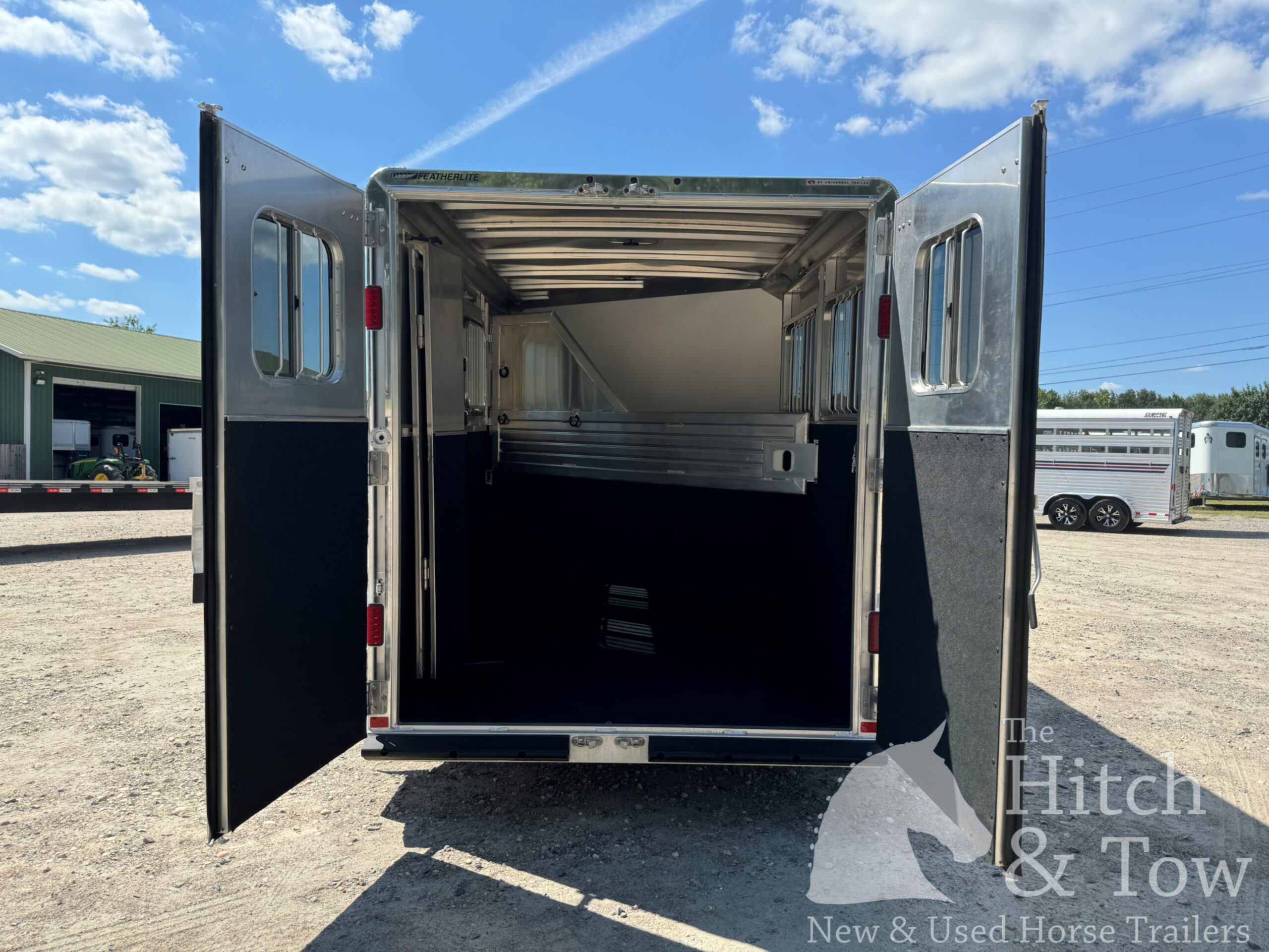 2017 FEATHERLITE 2 HORSE SLANT BUMPER PULL W/ LARGE DRESSING ROOM $20,900