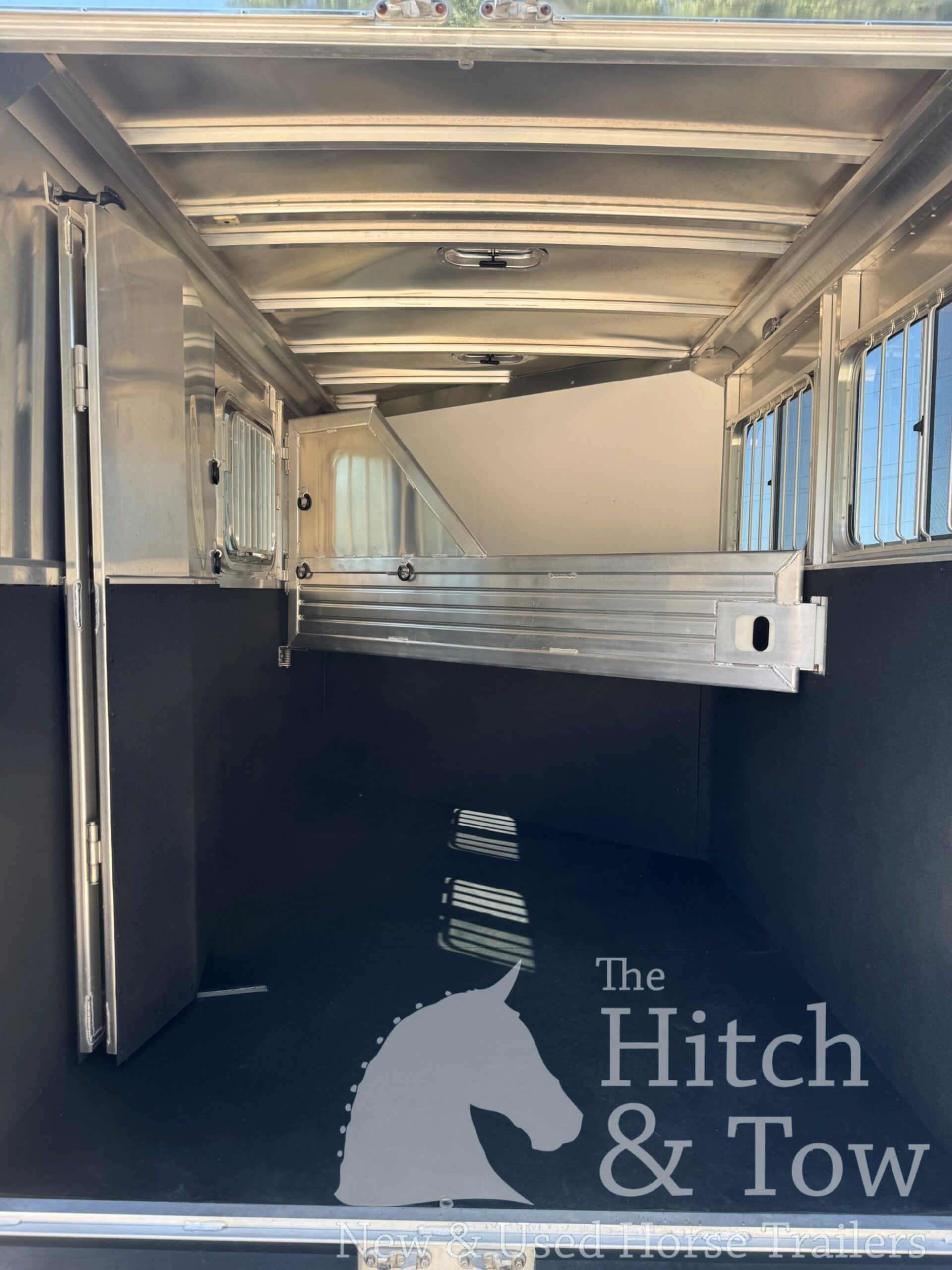 2017 FEATHERLITE 2 HORSE SLANT BUMPER PULL W/ LARGE DRESSING ROOM $20,900