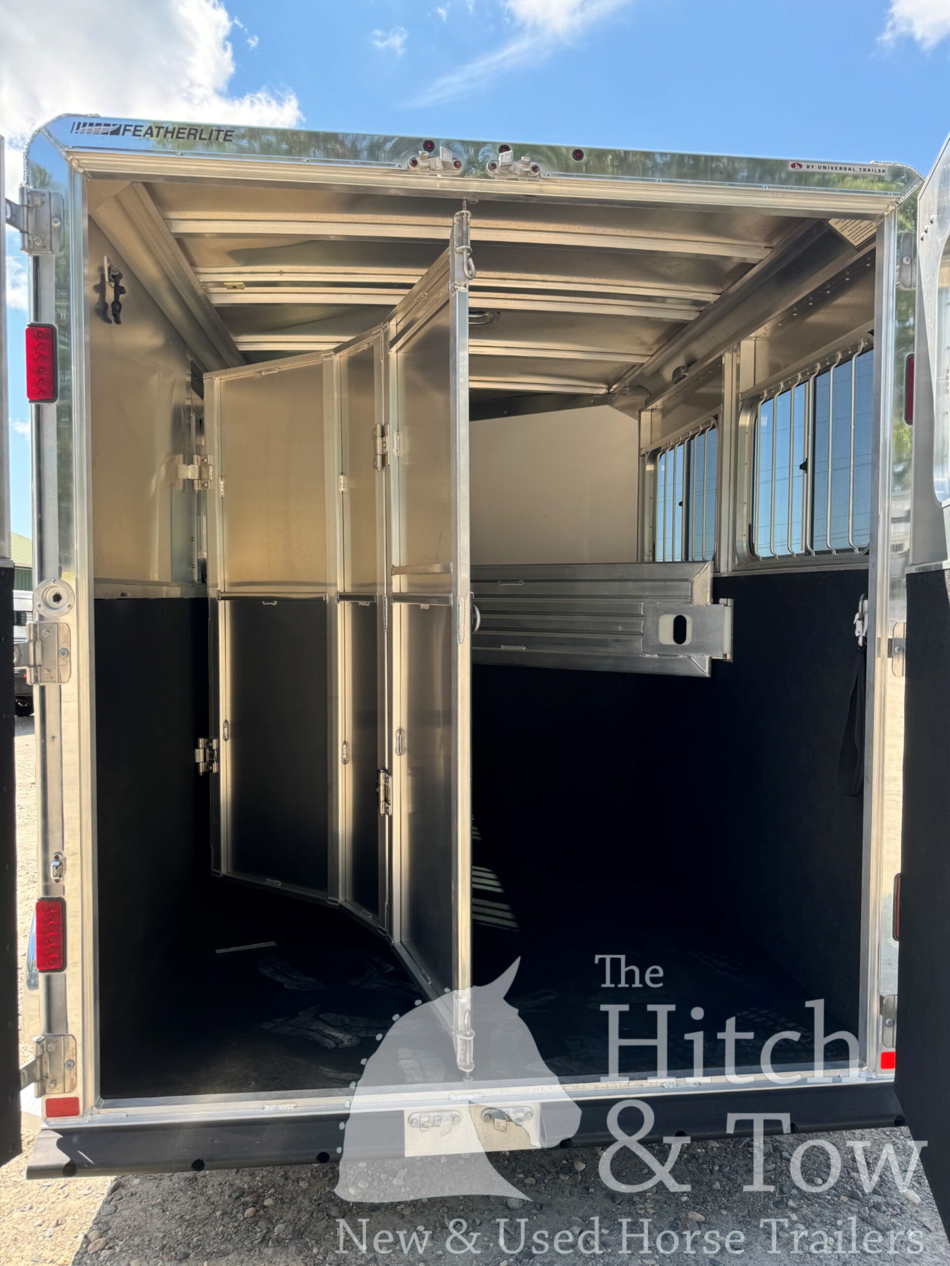 2017 FEATHERLITE 2 HORSE SLANT BUMPER PULL W/ LARGE DRESSING ROOM $20,900