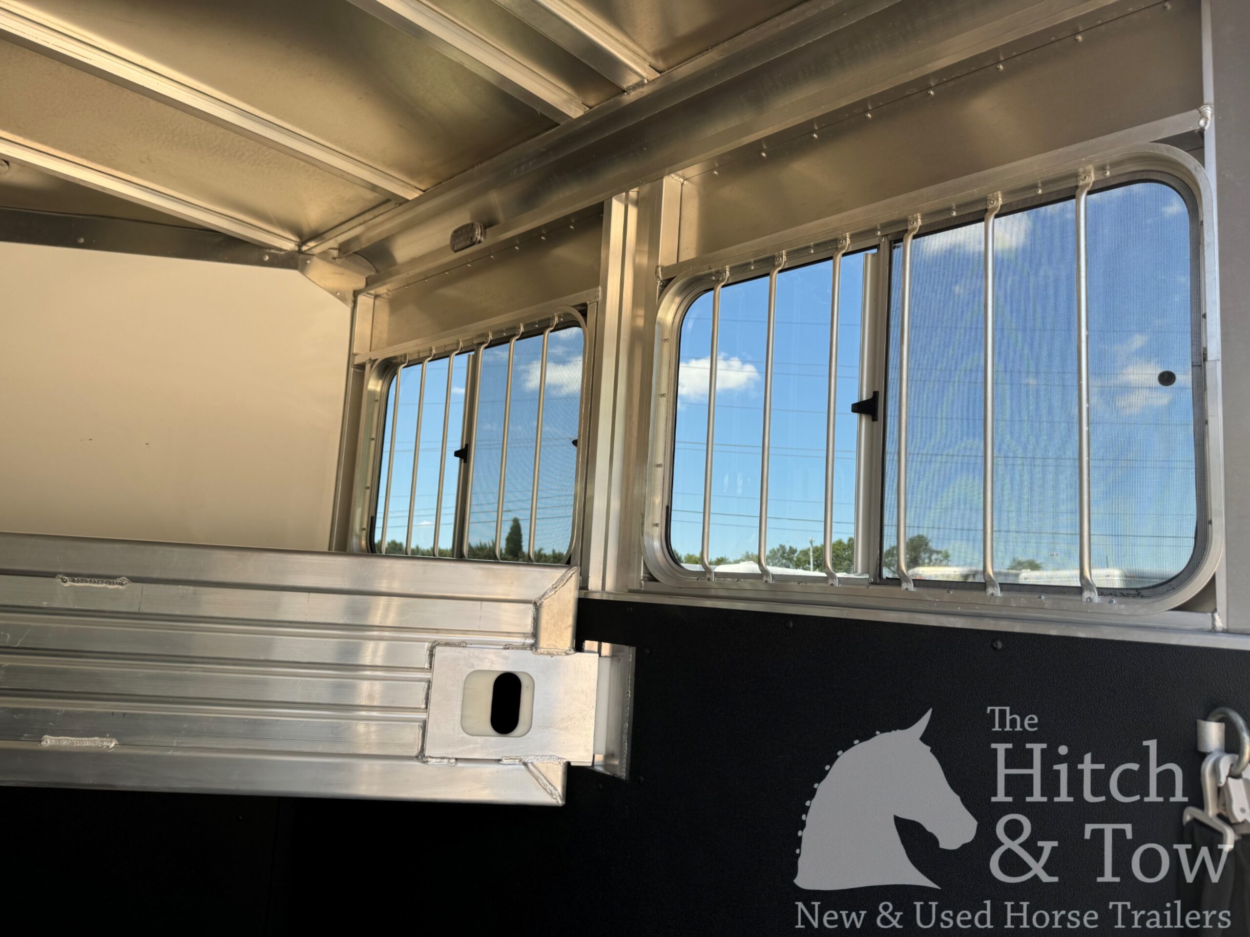 2017 FEATHERLITE 2 HORSE SLANT BUMPER PULL W/ LARGE DRESSING ROOM $20,900