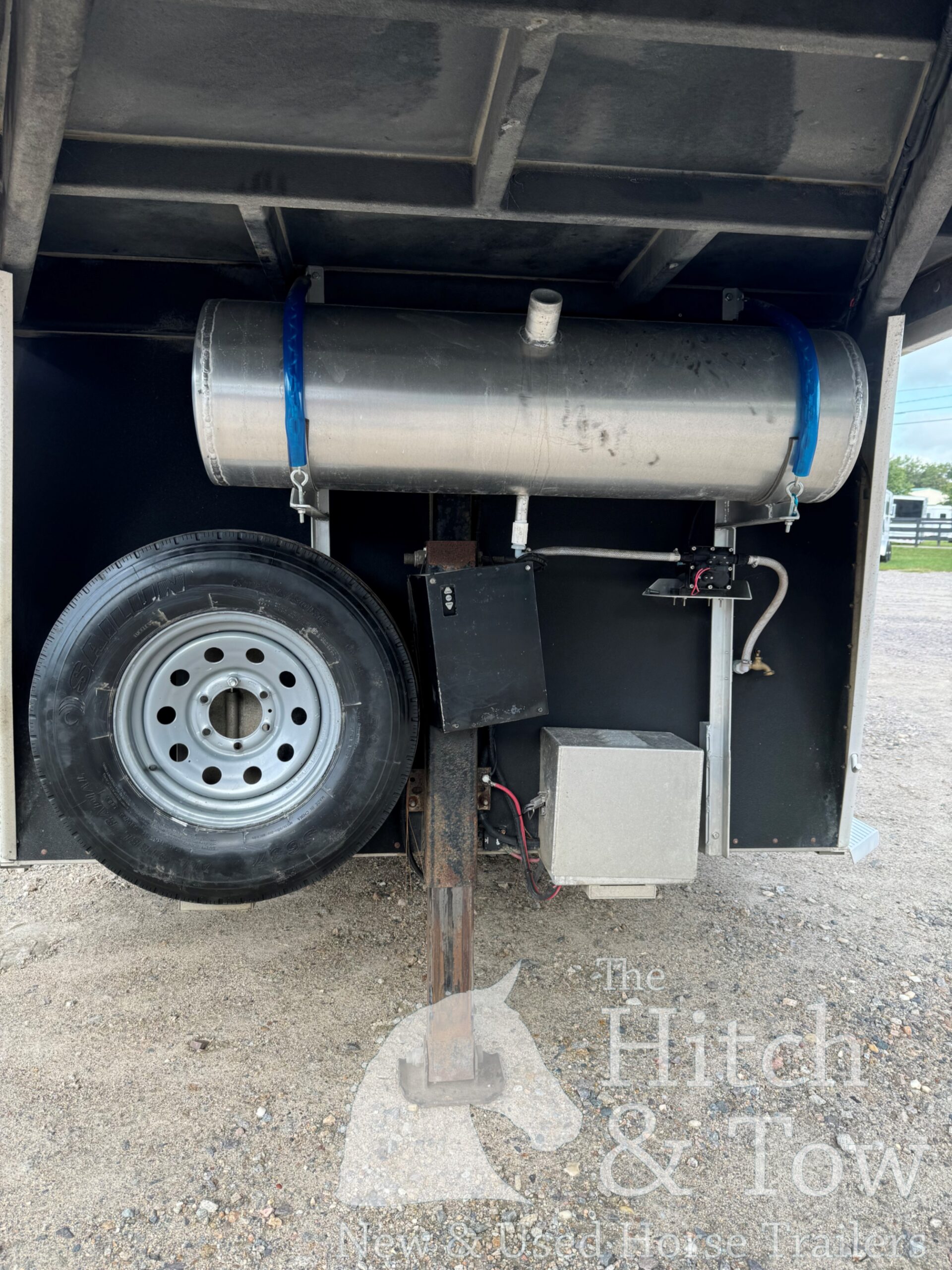 2014 SUNDOWNER SPORTMAN 3 HORSE GOOSENECK! $20,500