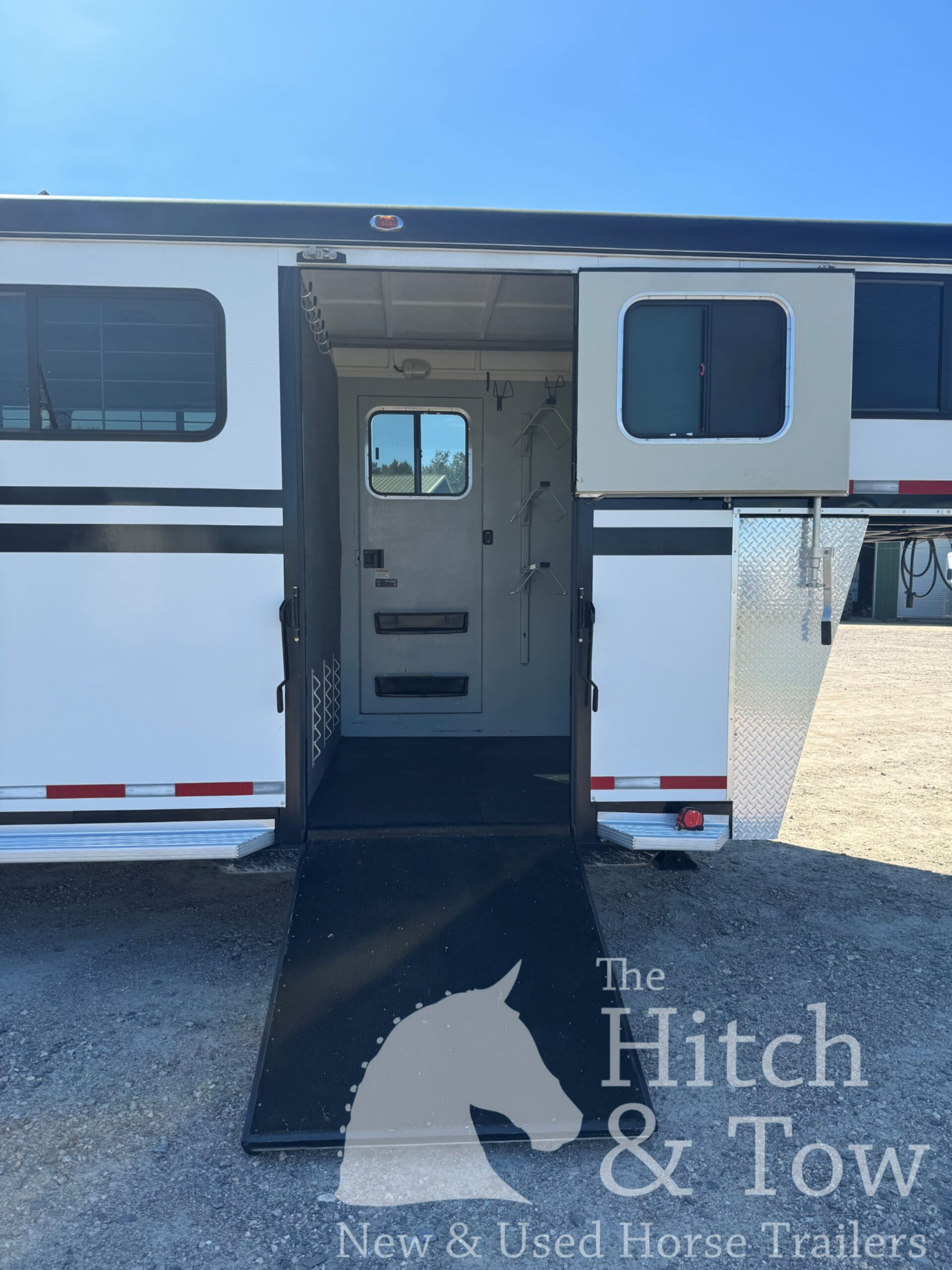 2017 EQUISPIRIT 4 HORSE HEAD TO HEAD TRAILER $42,900