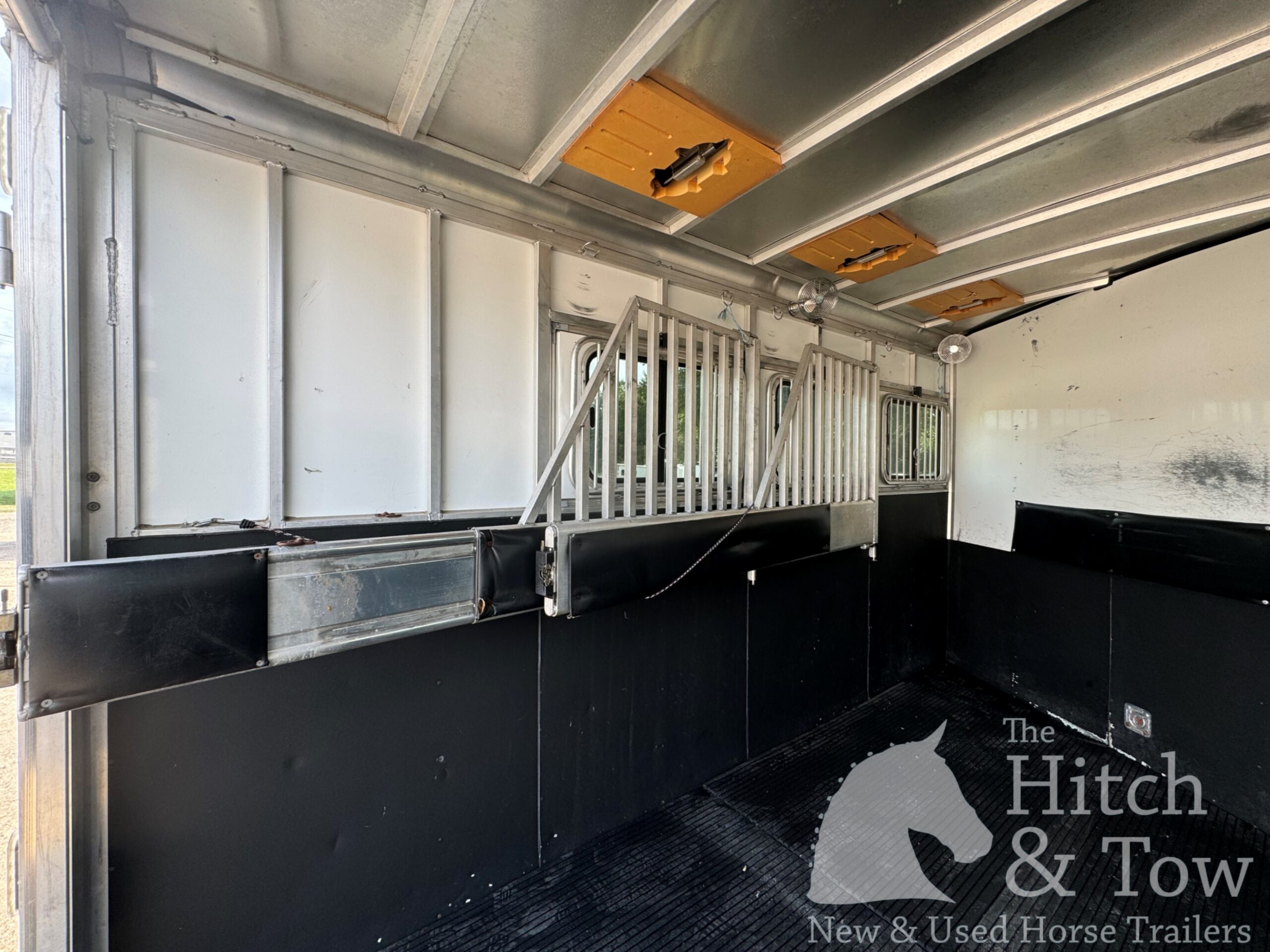 2014 SUNDOWNER SPORTMAN 3 HORSE GOOSENECK! $20,500