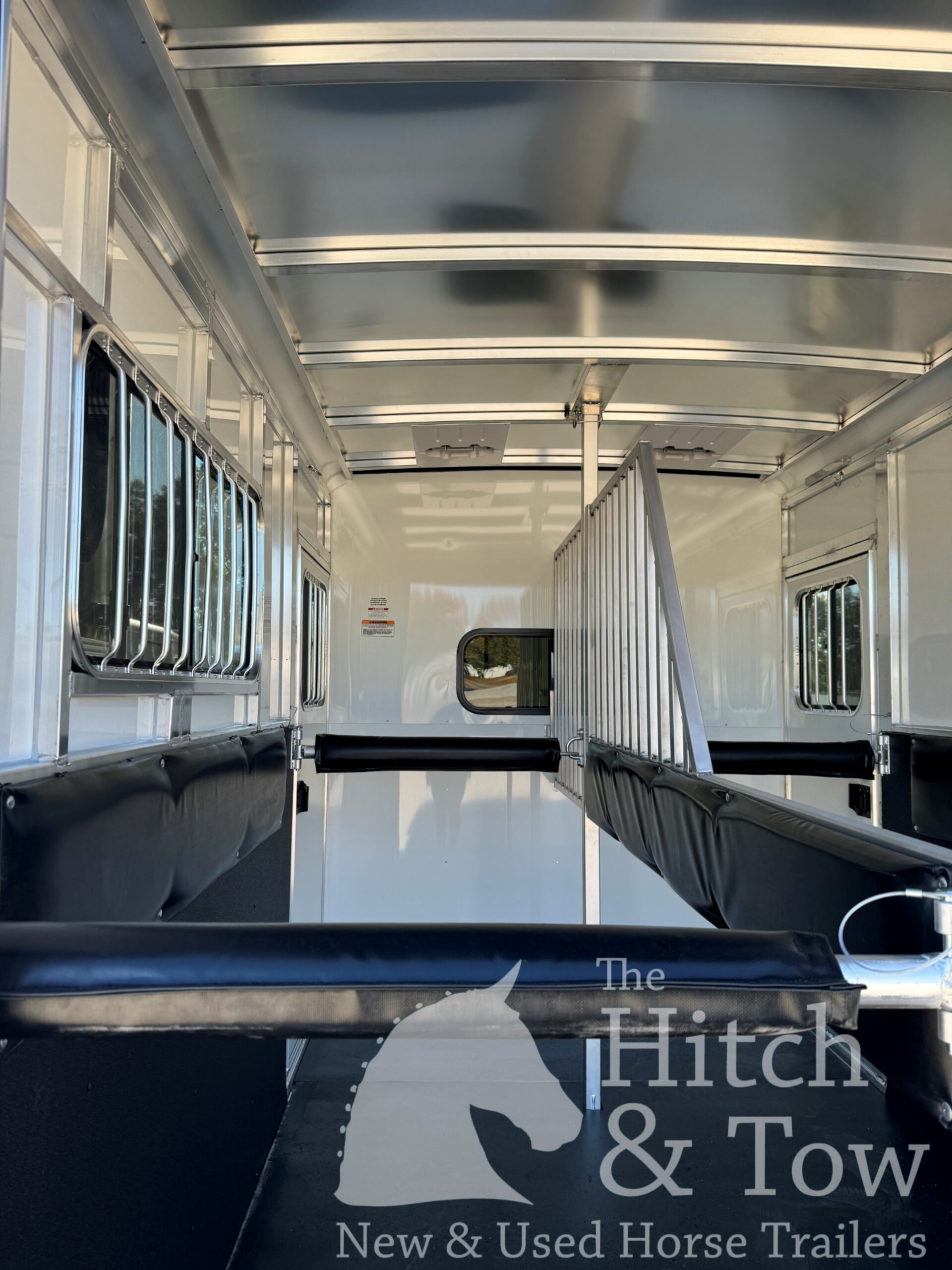 2026 SUNDOWNER CHARTER SE BUMPER PULL 2 HORSE STRAIGHT LOAD w/ GREAT FEATURES! $28,900