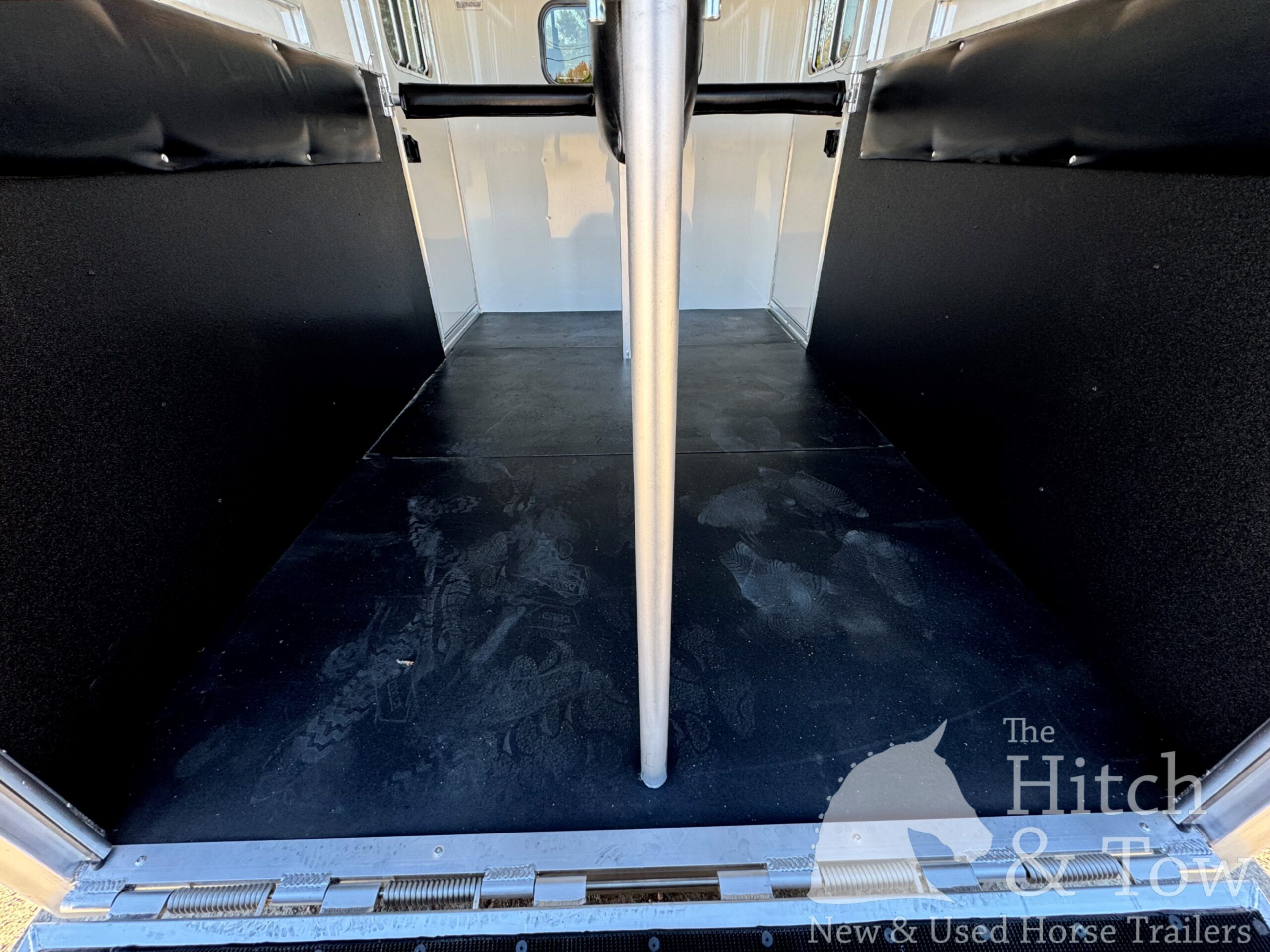 2026 SUNDOWNER CHARTER SE BUMPER PULL 2 HORSE STRAIGHT LOAD w/ GREAT FEATURES! $28,900