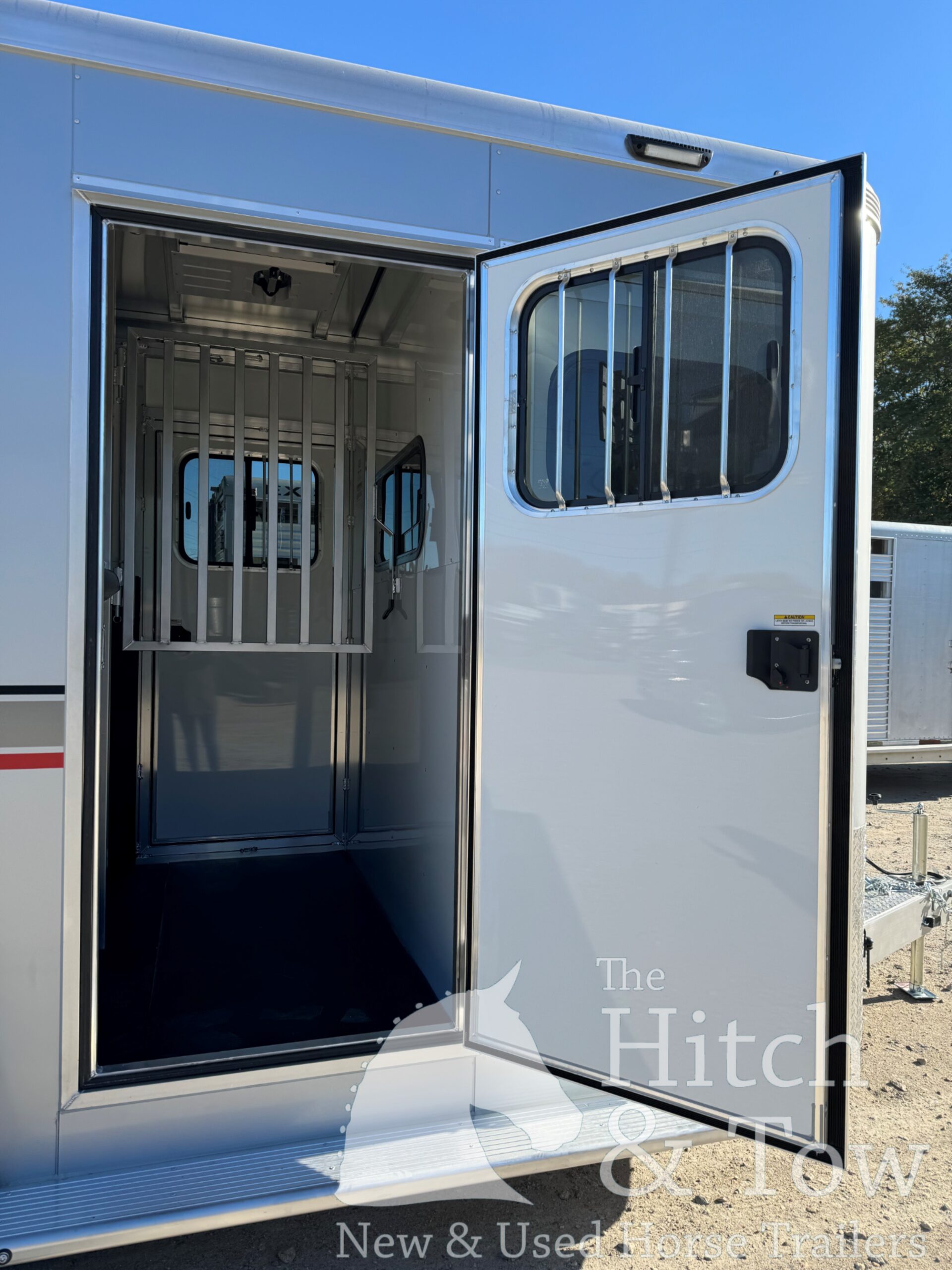 2026 SUNDOWNER CHARTER SE BUMPER PULL 2 HORSE STRAIGHT LOAD w/ GREAT FEATURES! $28,900