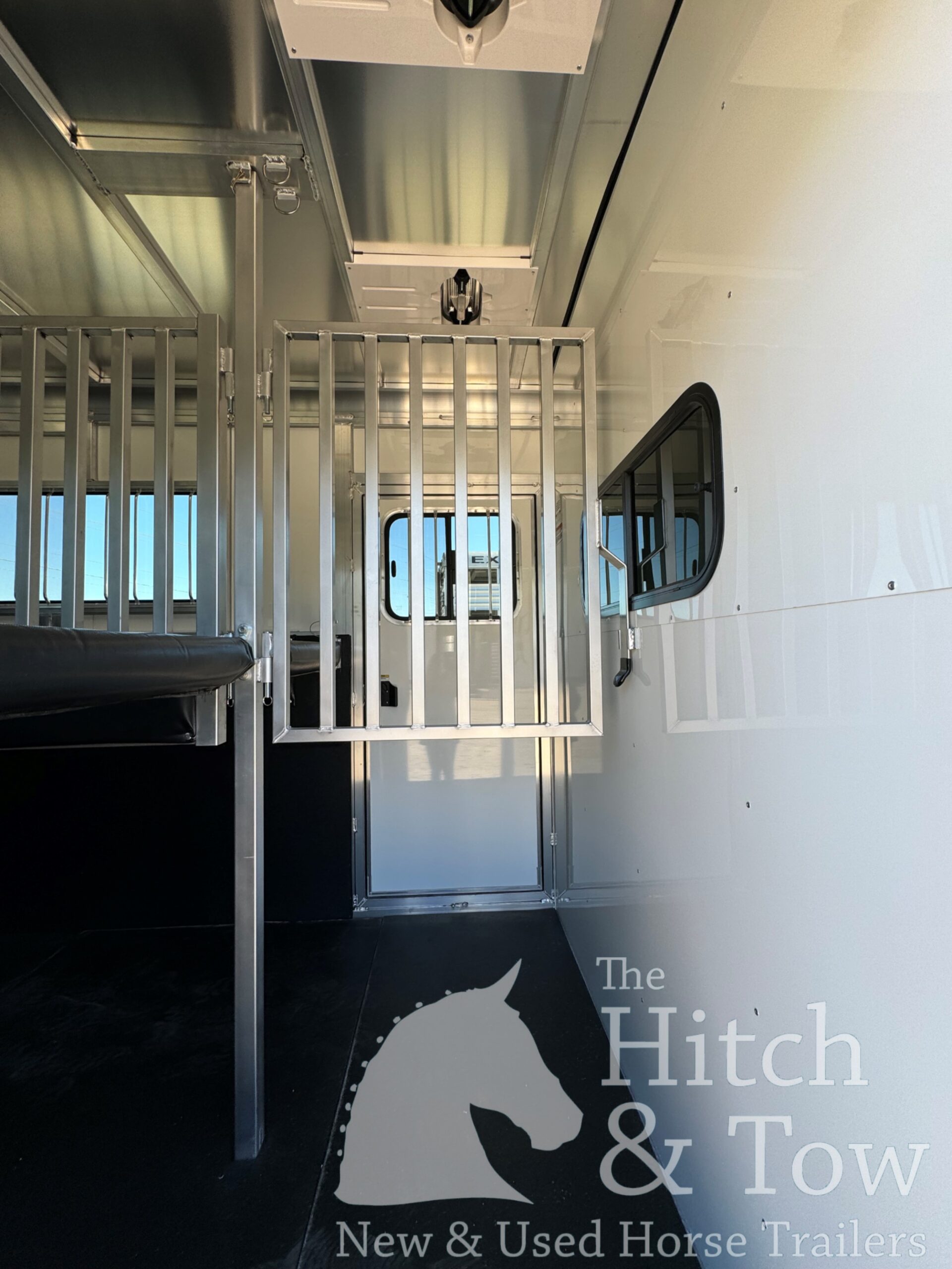 2026 SUNDOWNER CHARTER SE BUMPER PULL 2 HORSE STRAIGHT LOAD w/ GREAT FEATURES! $28,900