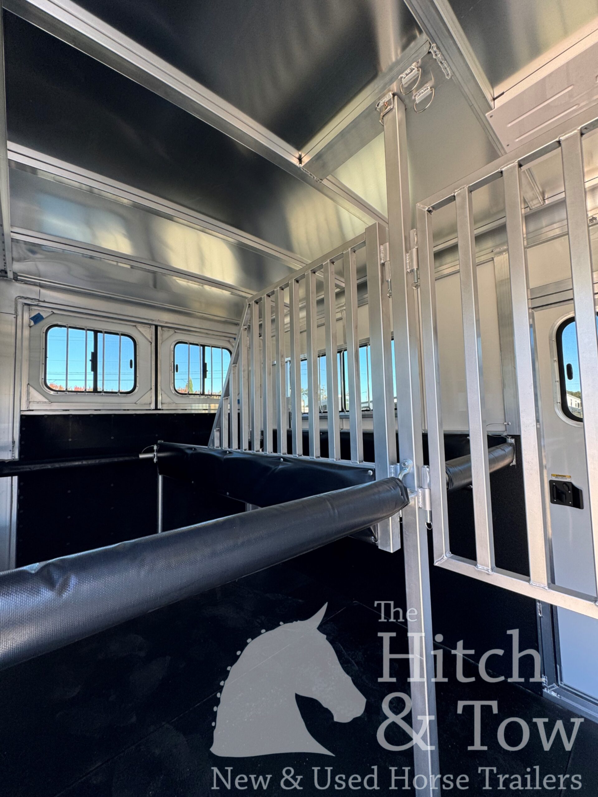 2026 SUNDOWNER CHARTER SE BUMPER PULL 2 HORSE STRAIGHT LOAD w/ GREAT FEATURES! $28,900