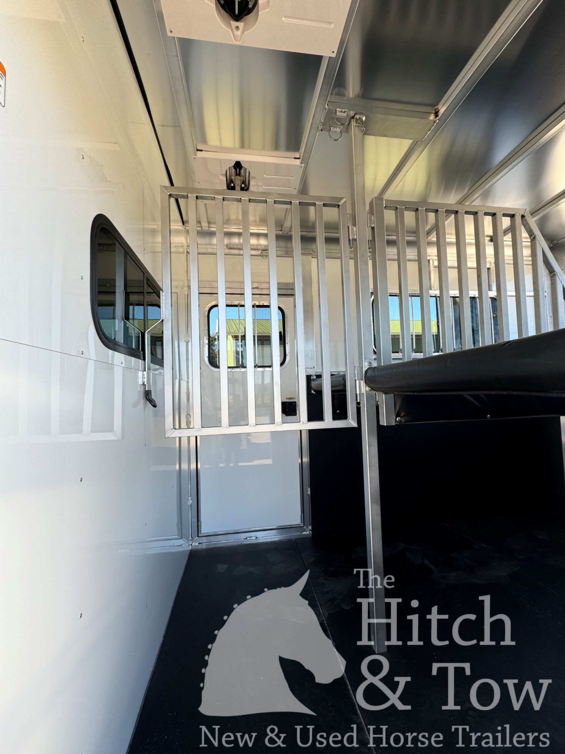 2026 SUNDOWNER CHARTER SE BUMPER PULL 2 HORSE STRAIGHT LOAD w/ GREAT FEATURES! $28,900