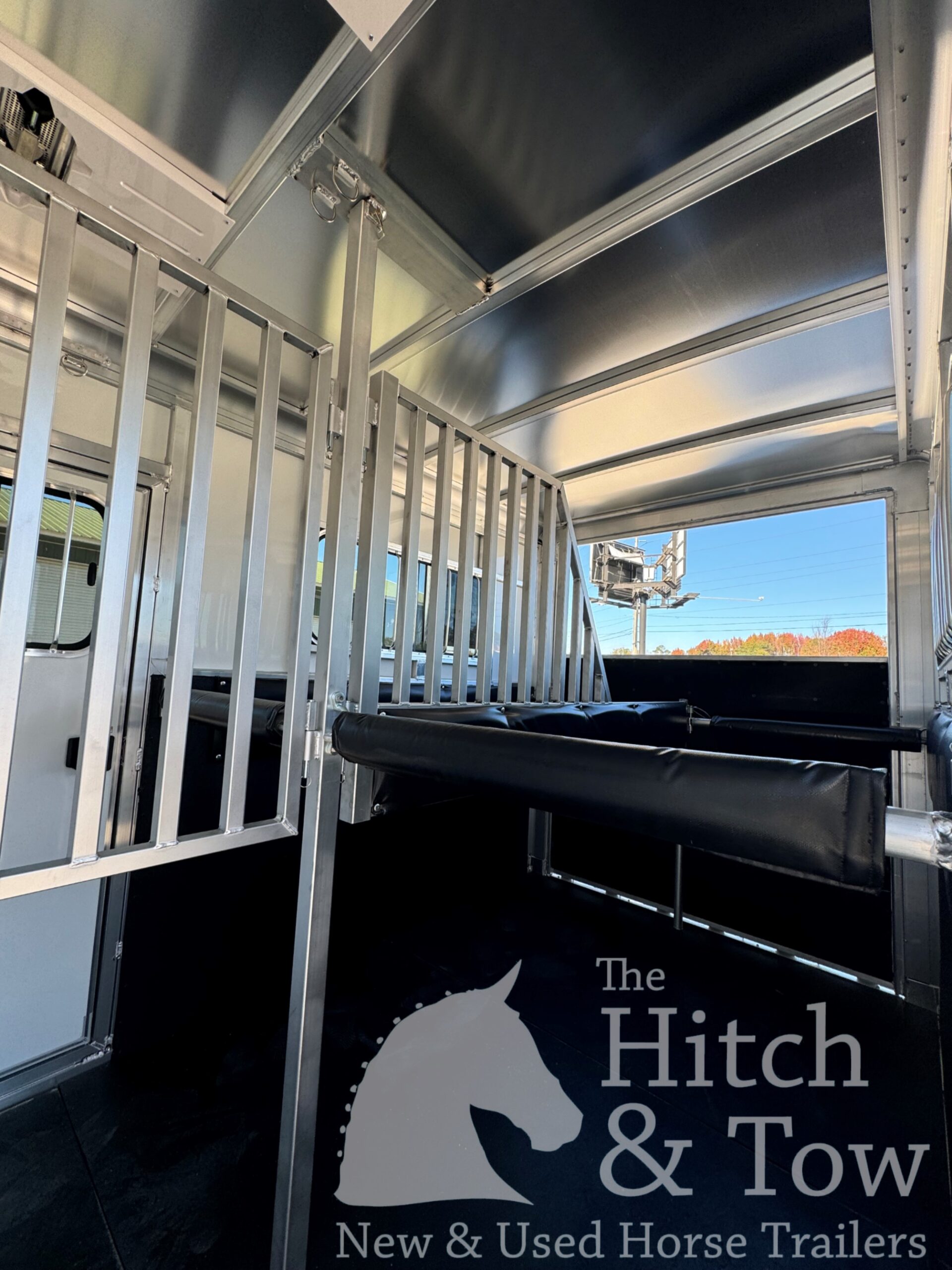 2026 SUNDOWNER CHARTER SE BUMPER PULL 2 HORSE STRAIGHT LOAD w/ GREAT FEATURES! $28,900