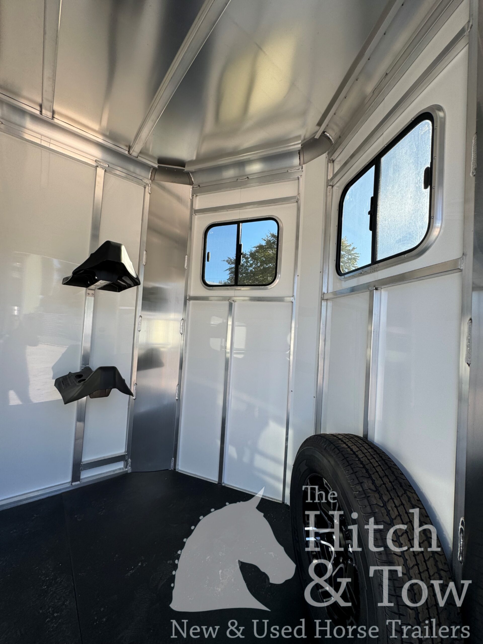 2026 SUNDOWNER CHARTER SE BUMPER PULL 2 HORSE STRAIGHT LOAD w/ GREAT FEATURES! $28,900