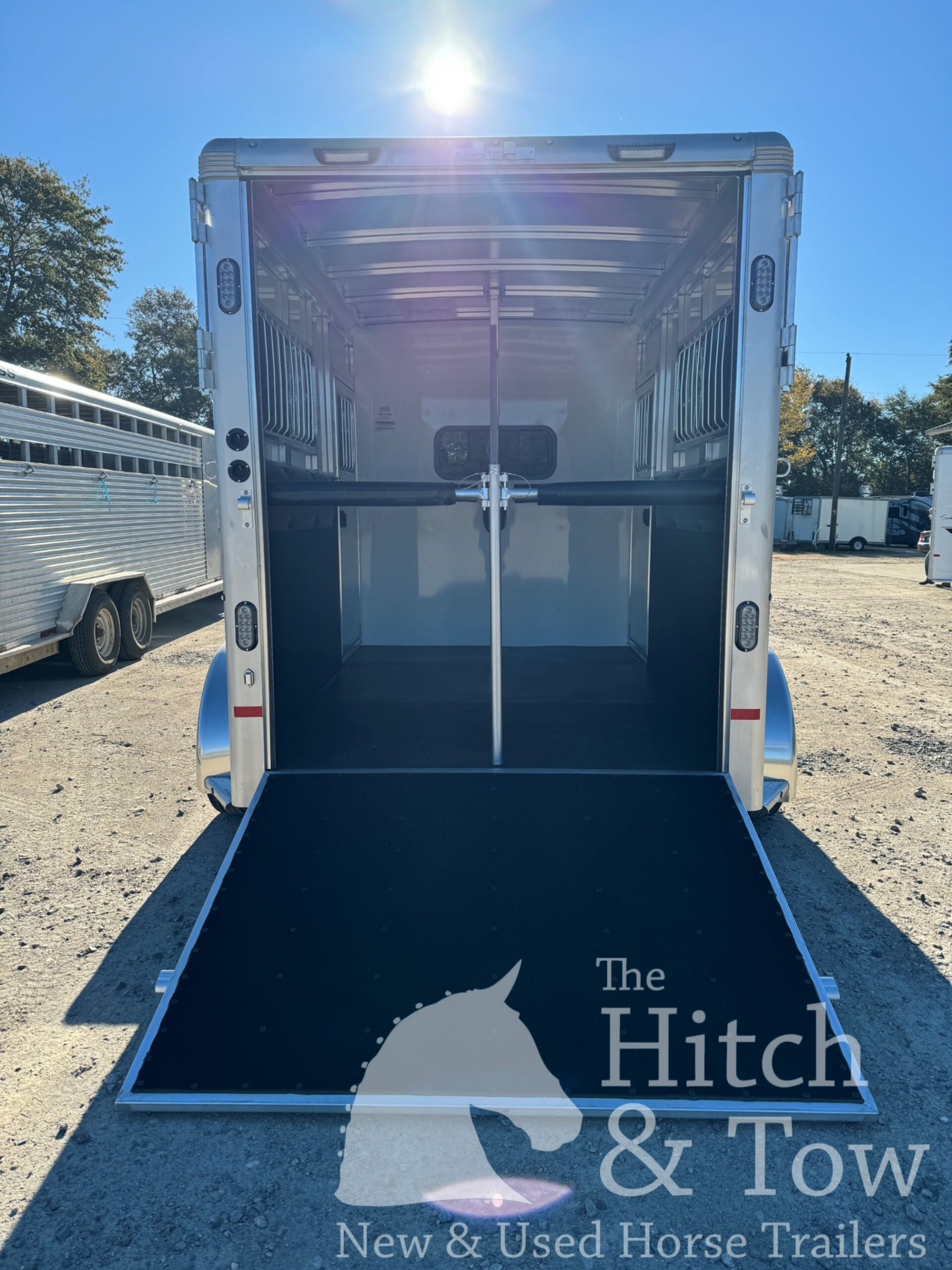 2026 SUNDOWNER CHARTER SE BUMPER PULL 2 HORSE STRAIGHT LOAD w/ GREAT FEATURES! $28,900