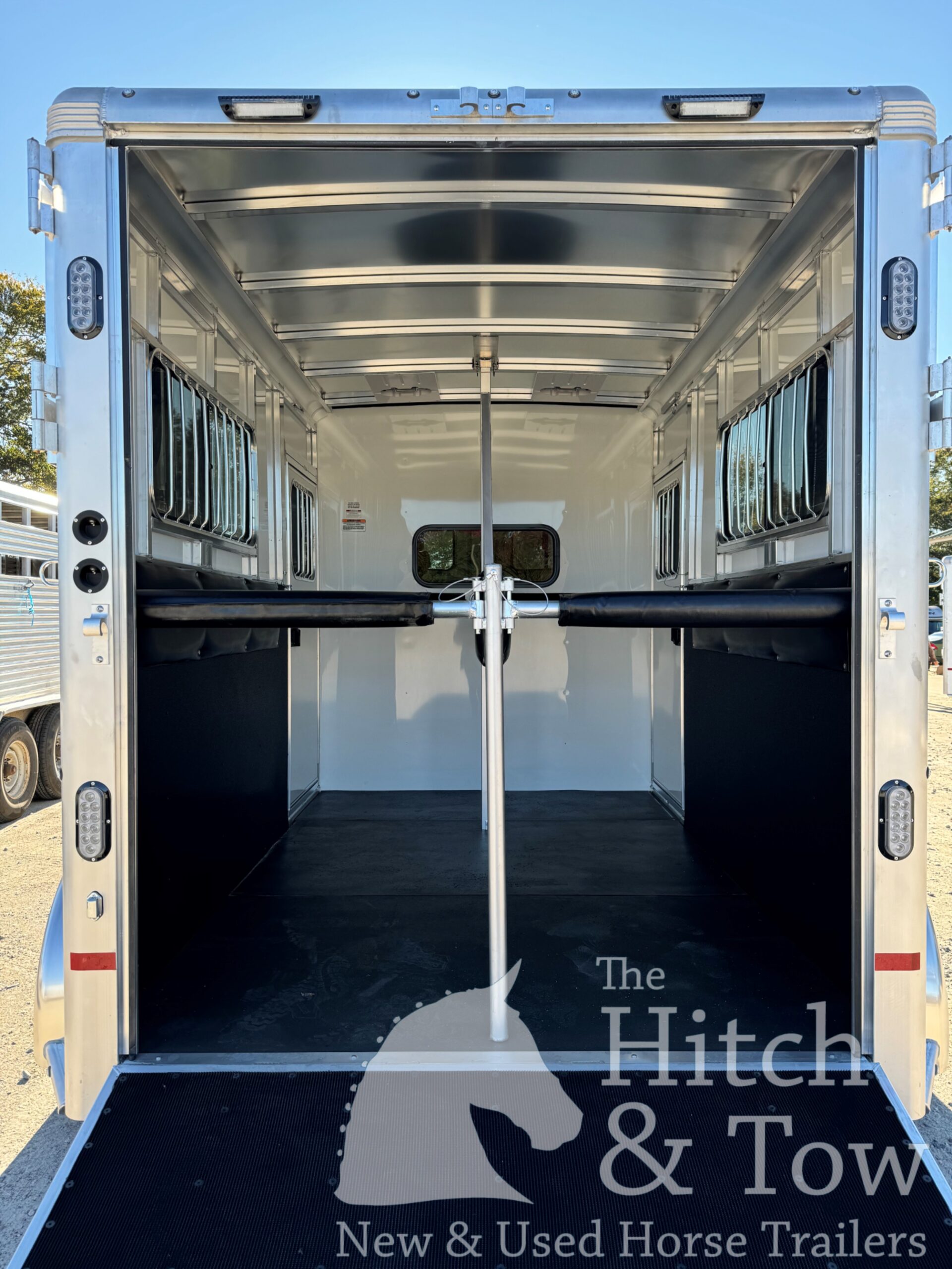 2026 SUNDOWNER CHARTER SE BUMPER PULL 2 HORSE STRAIGHT LOAD w/ GREAT FEATURES! $28,900