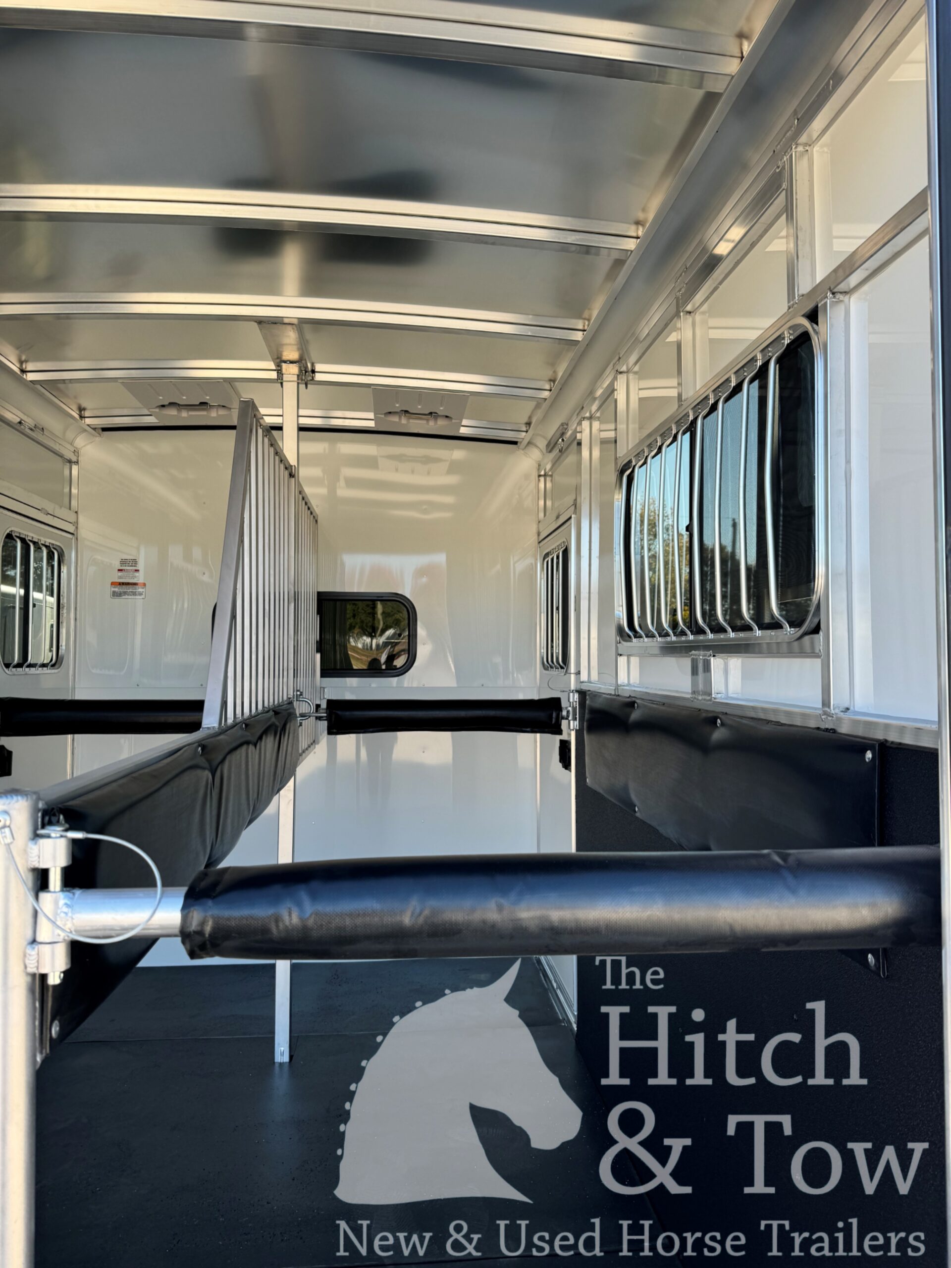 2026 SUNDOWNER CHARTER SE BUMPER PULL 2 HORSE STRAIGHT LOAD w/ GREAT FEATURES! $28,900