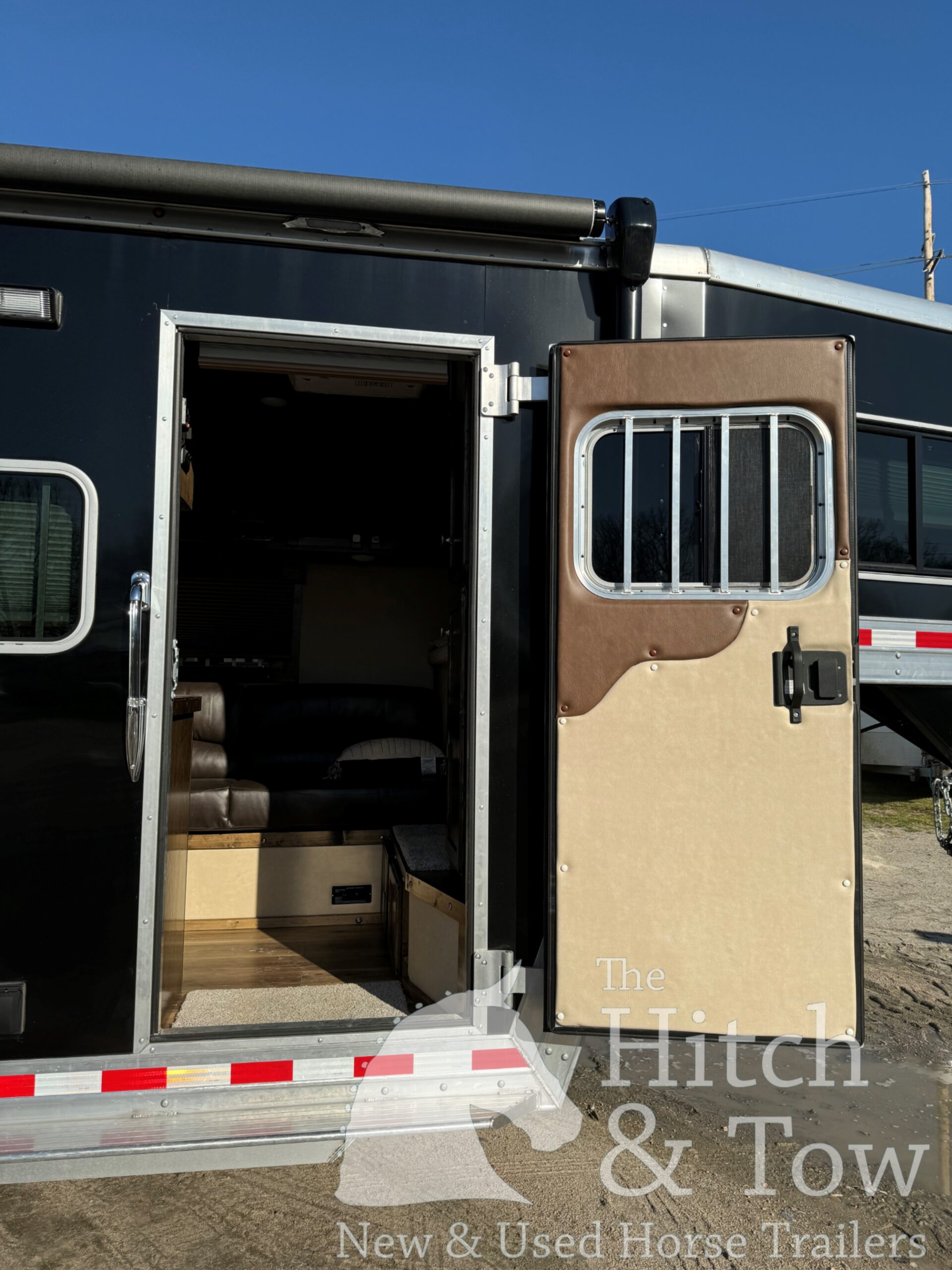 2025 KIEFERBILT 4 HORSE W/ 7’9″ JBJ CONVERSIONS LIVING QUARTERS, TONS OF UPGRADES, & TONS OF STORAGE!! $69,900