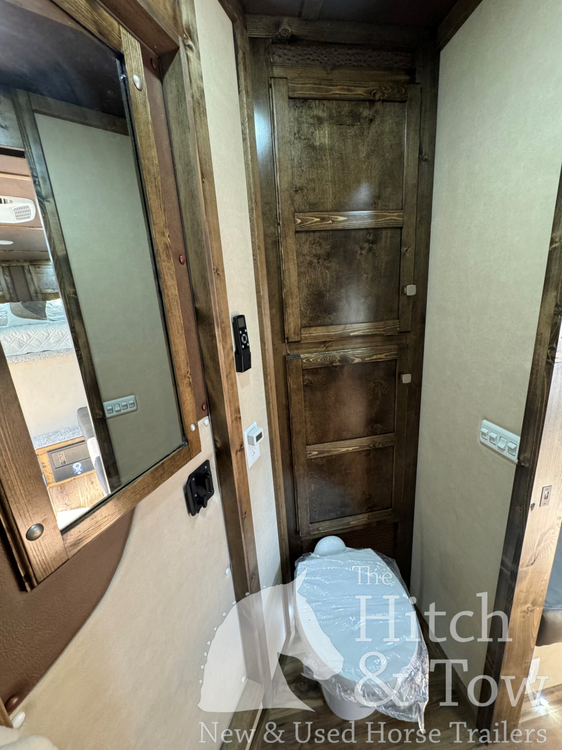 2025 KIEFERBILT 4 HORSE W/ 7’9″ JBJ CONVERSIONS LIVING QUARTERS, TONS OF UPGRADES, & TONS OF STORAGE!! $69,900