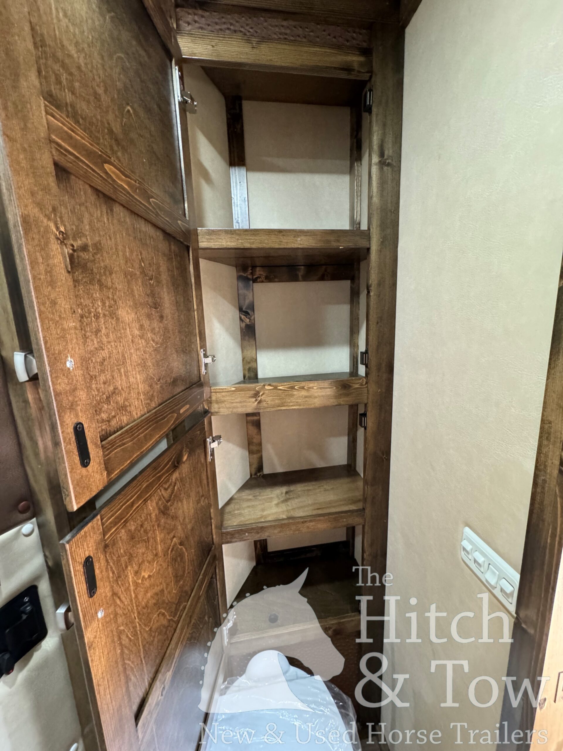 2025 KIEFERBILT 4 HORSE W/ 7’9″ JBJ CONVERSIONS LIVING QUARTERS, TONS OF UPGRADES, & TONS OF STORAGE!! $69,900