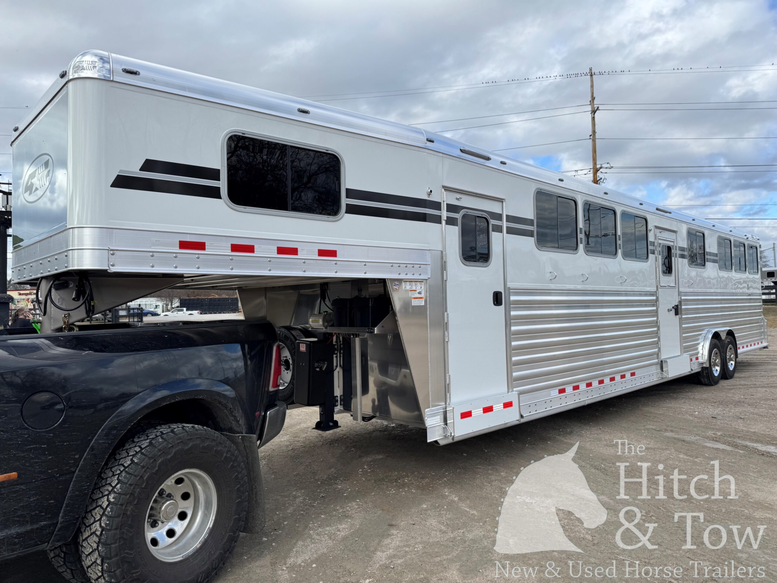2026 4 STAR 6-8 HORSE HEAD TO HEAD W/ AIR RIDE & MANY UPGRADES $159,900