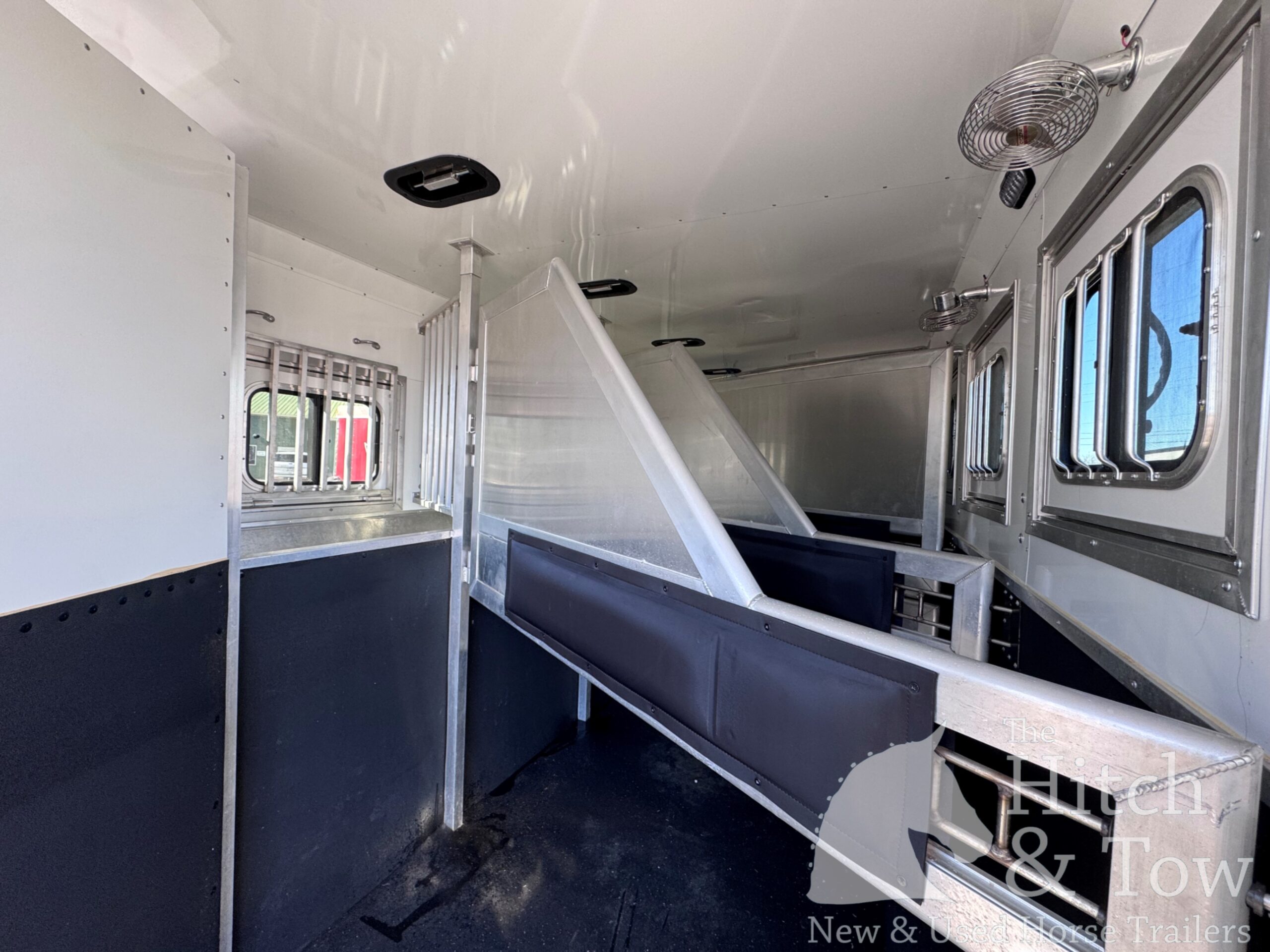 2023 LAKOTA CHARGER EDITION 4 HORSE GOOSENECK WITH 16′ LQ & SLIDE OUT! $69,900