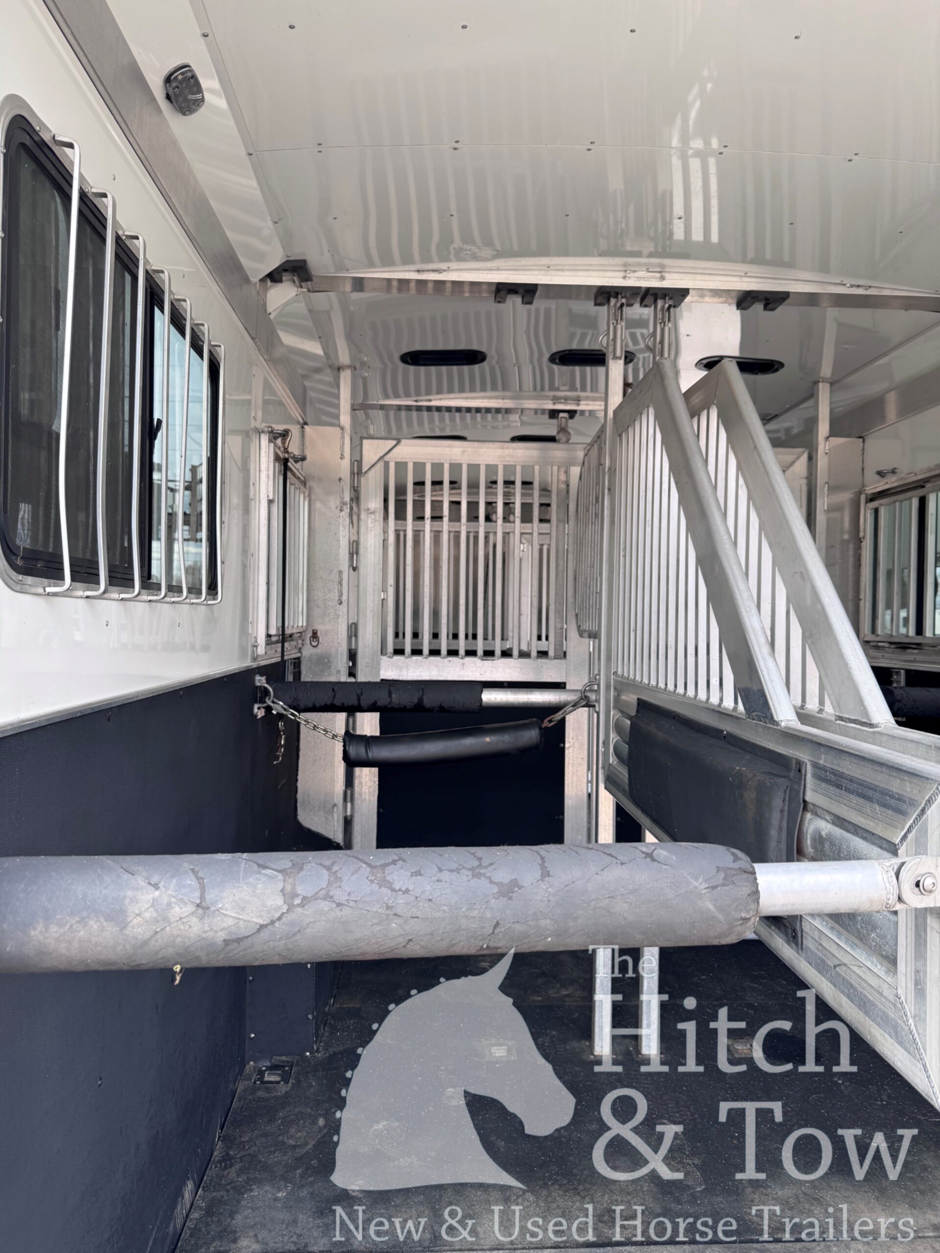 2019 ADAM 6/8 HORSE HEAD TO HEAD W/ AIR RIDE!! $59,900