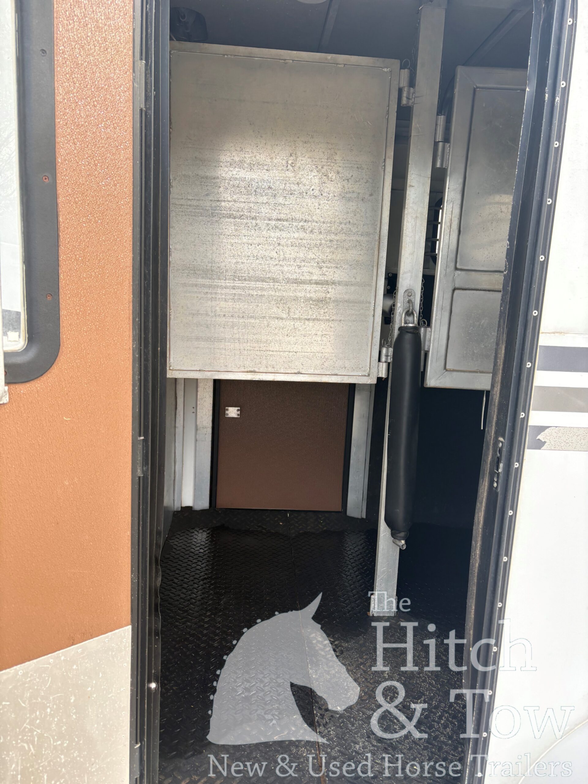 1997 GORE 2 HORSE BUMPER PULL W/ DRESSING ROOM! $6,900