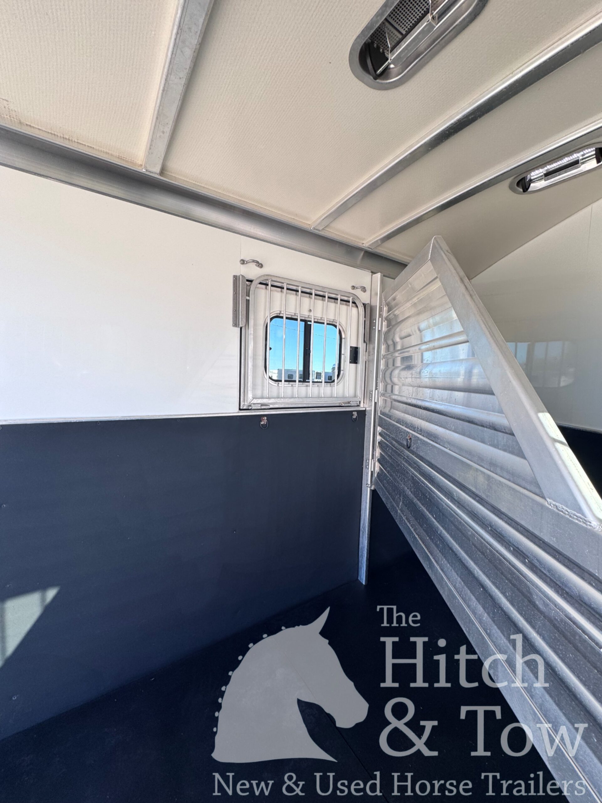 2019 CIMARRON 2 HORSE SLANT BUMPER PULL W/ UPGRADES! $22,500