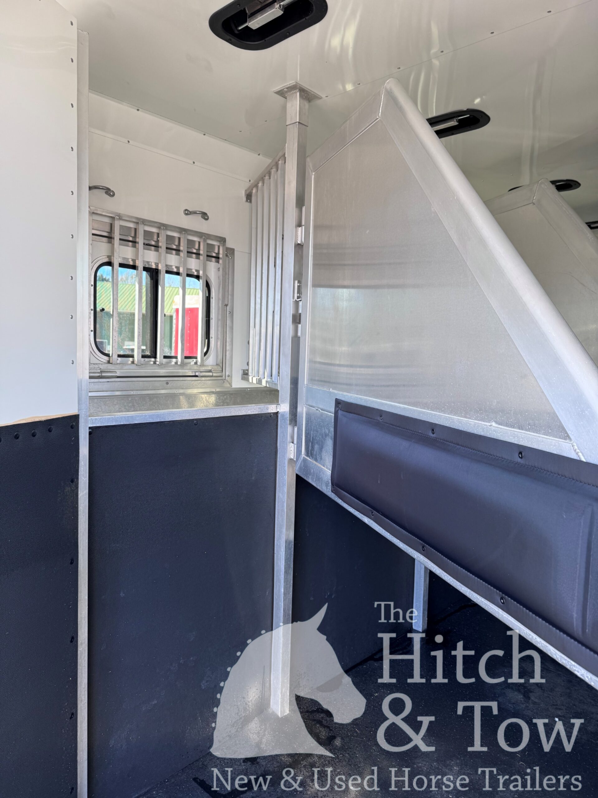 2023 LAKOTA CHARGER EDITION 4 HORSE GOOSENECK WITH 16′ LQ & SLIDE OUT! $69,900