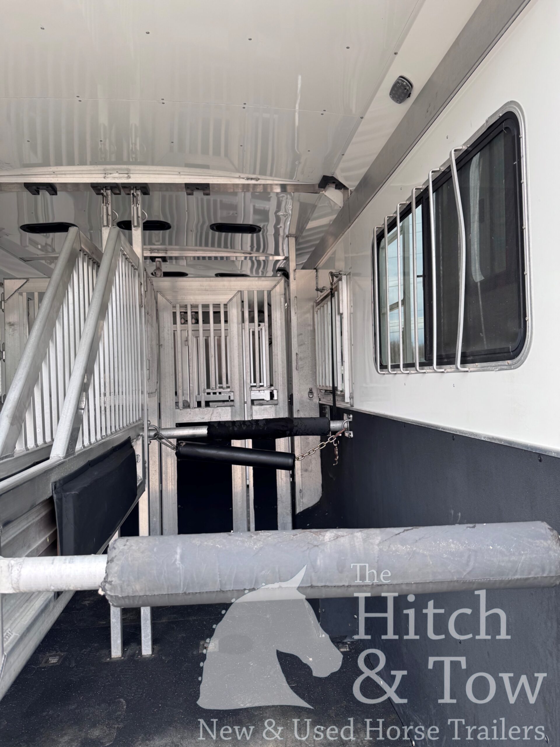 2019 ADAM 6/8 HORSE HEAD TO HEAD W/ AIR RIDE!! $59,900