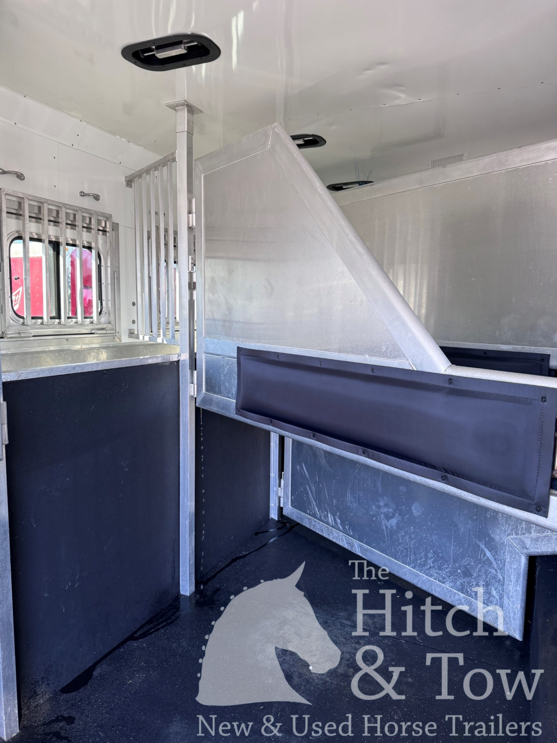 2023 LAKOTA CHARGER EDITION 4 HORSE GOOSENECK WITH 16′ LQ & SLIDE OUT! $69,900