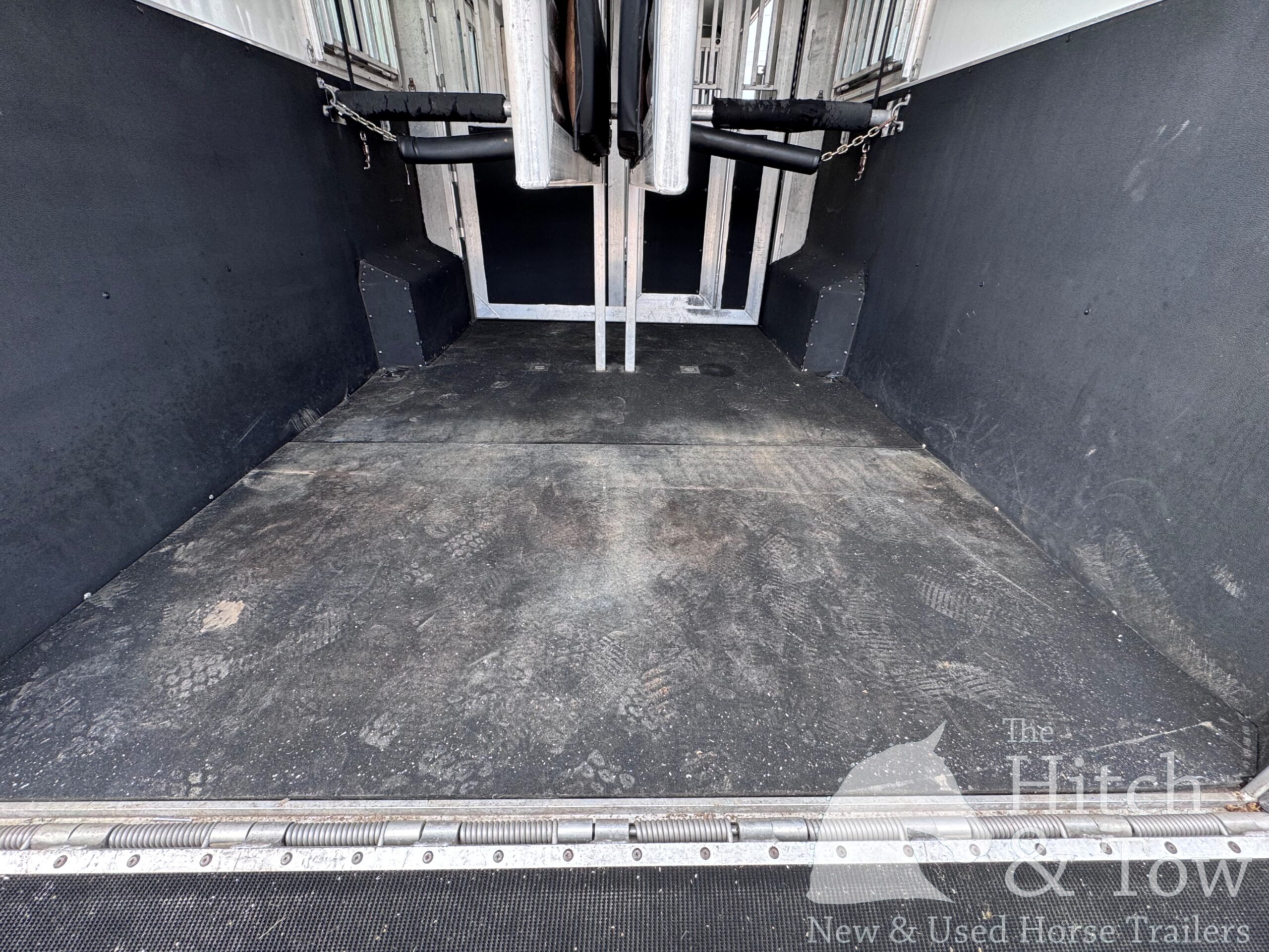 2019 ADAM 6/8 HORSE HEAD TO HEAD W/ AIR RIDE!! $59,900